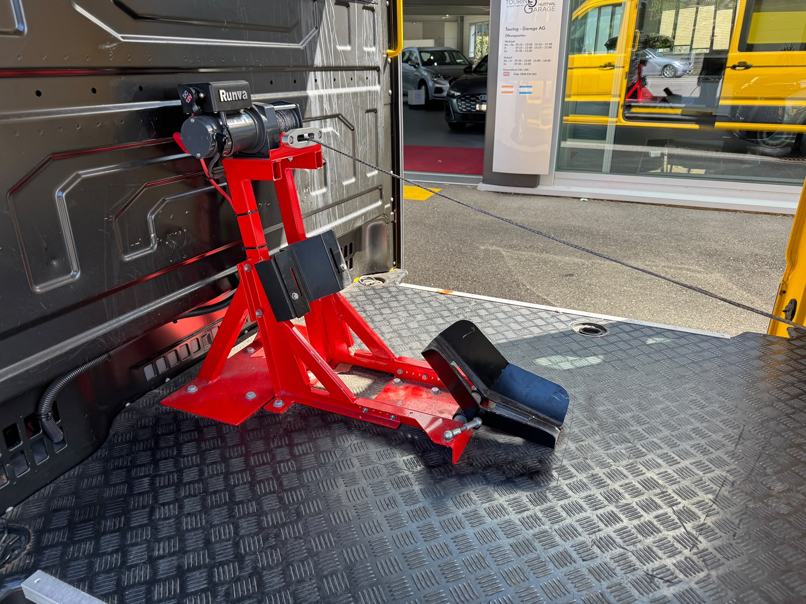 VW Crafter 35 2.0 TDI L3 4Motion Motorrad-Transporter-image-5