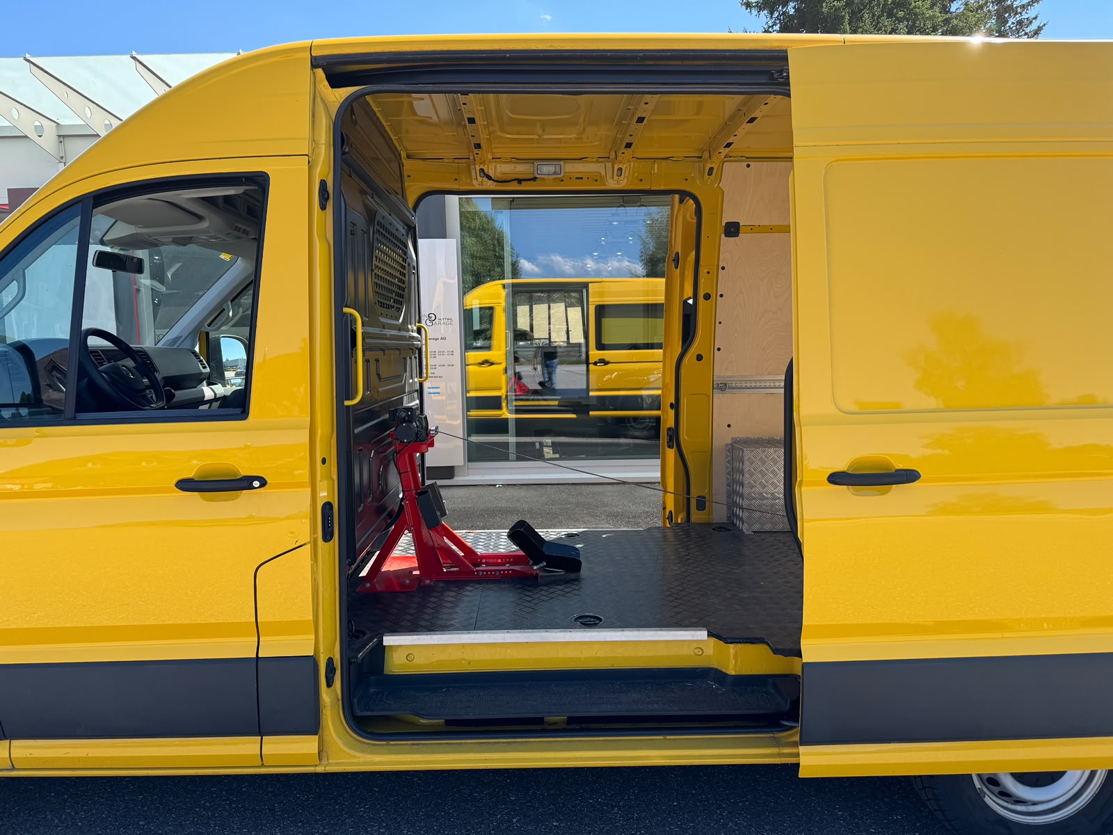 VW Crafter 35 2.0 TDI L3 4Motion Motorrad-Transporter-image-11