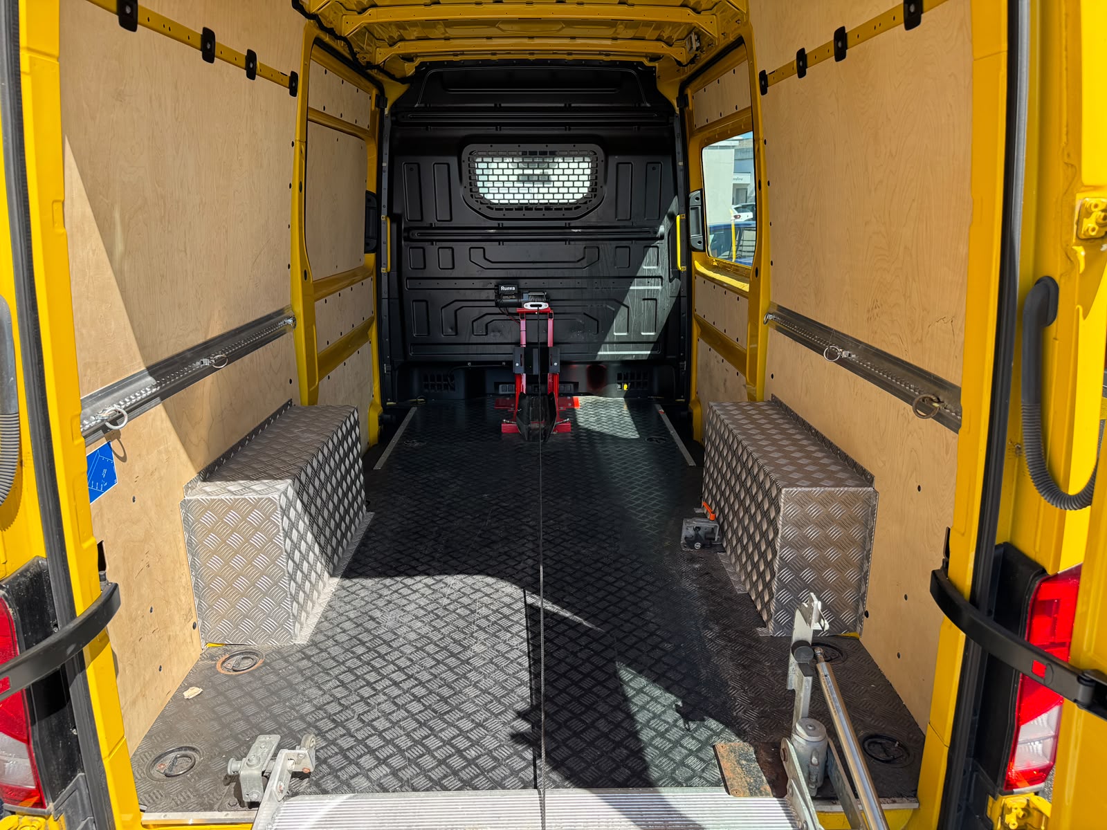 VW Crafter 35 2.0 TDI L3 4Motion Motorrad-Transporter-image-4