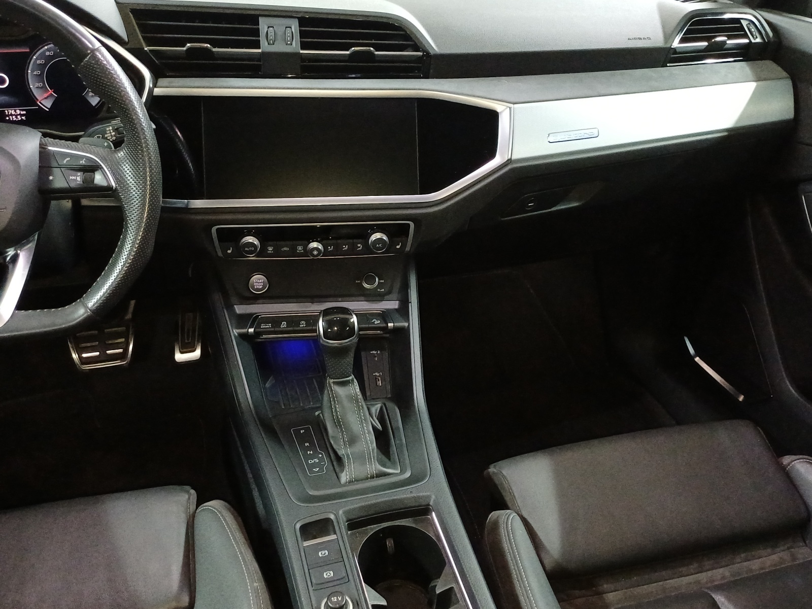 AUDI Q3 45 TFSI S line quattro S-tronic-image-10