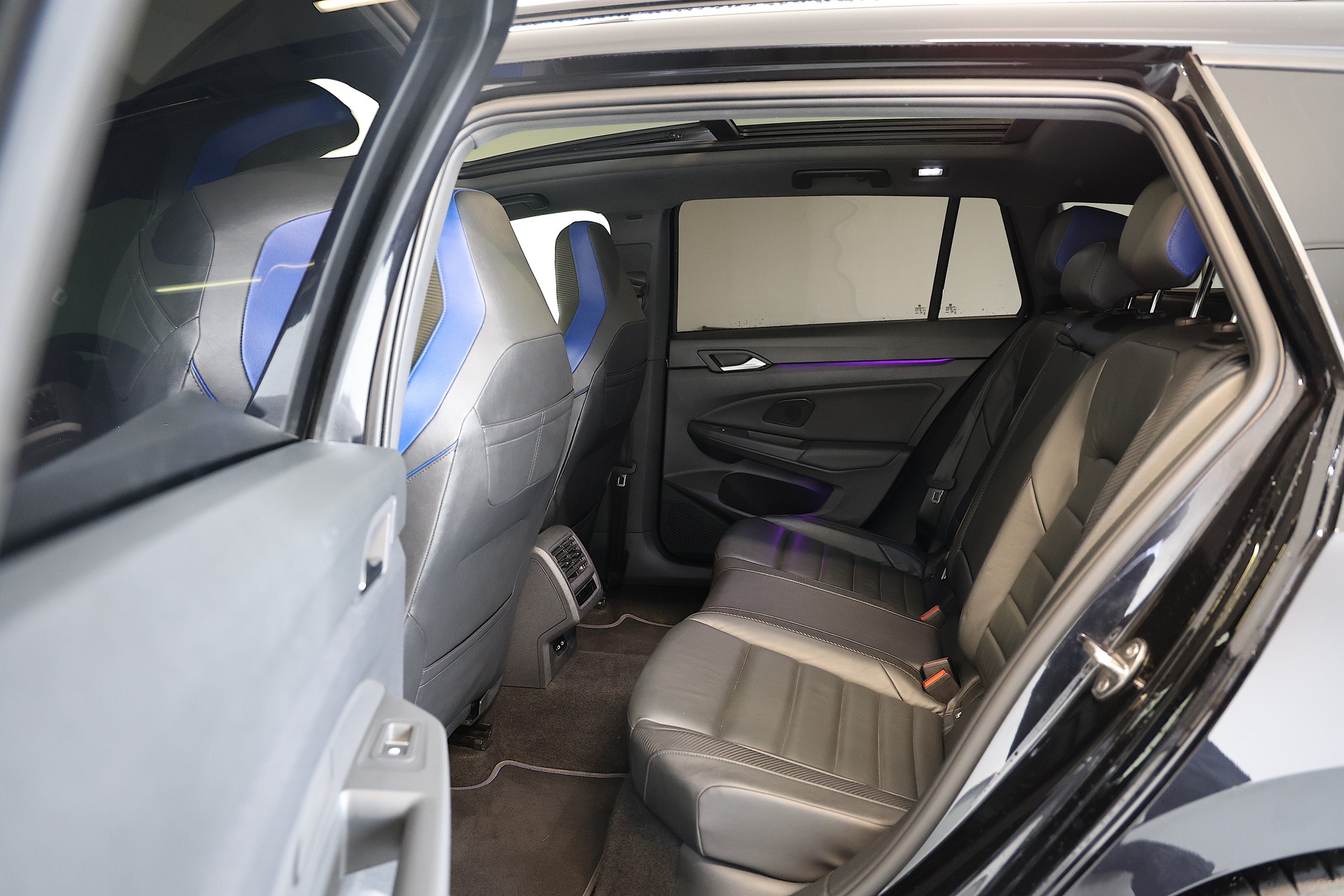 VW Golf VIII Variant 2.0 TSI R DSG 4motion-image-16