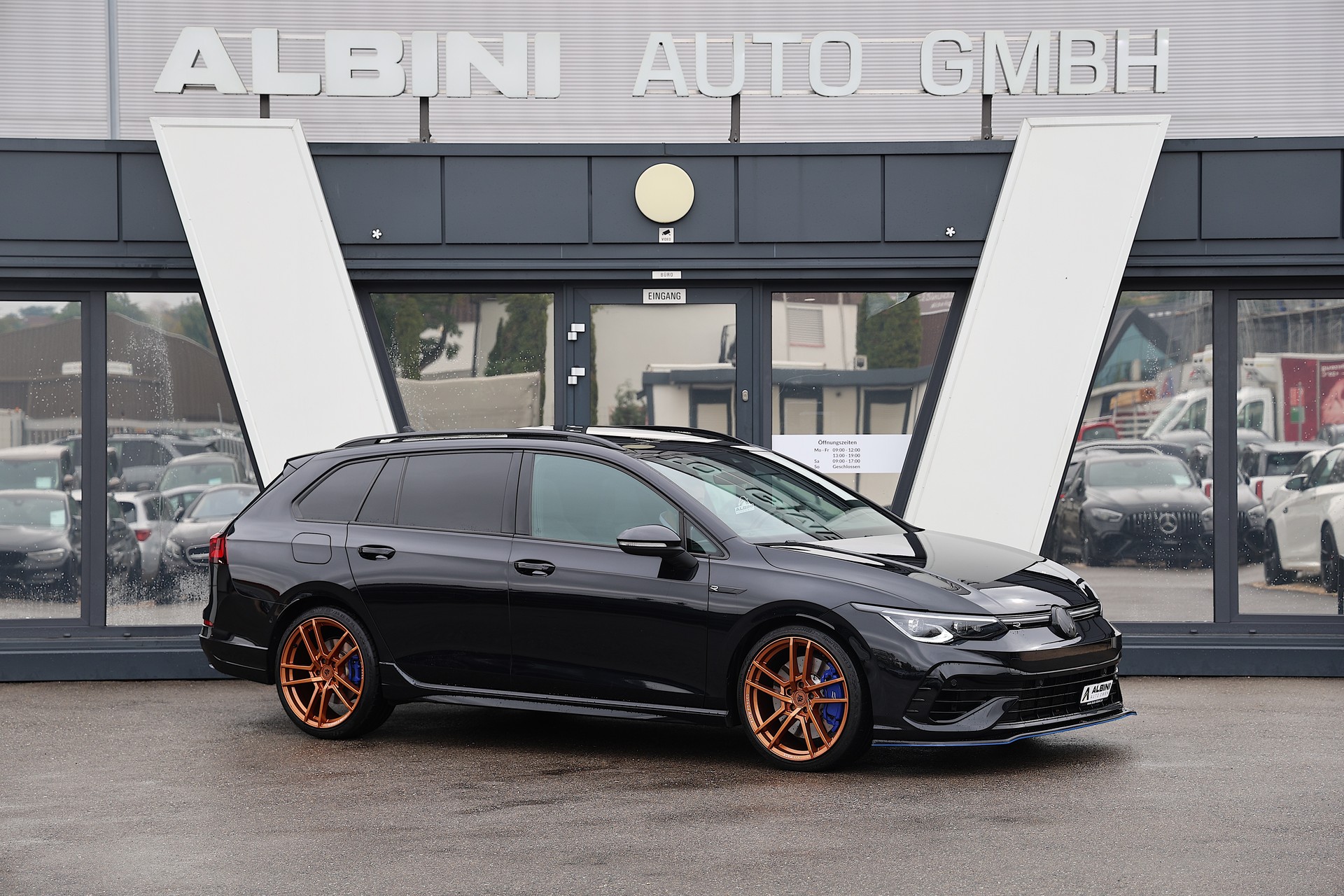 VW Golf VIII Variant 2.0 TSI R DSG 4motion-image-1