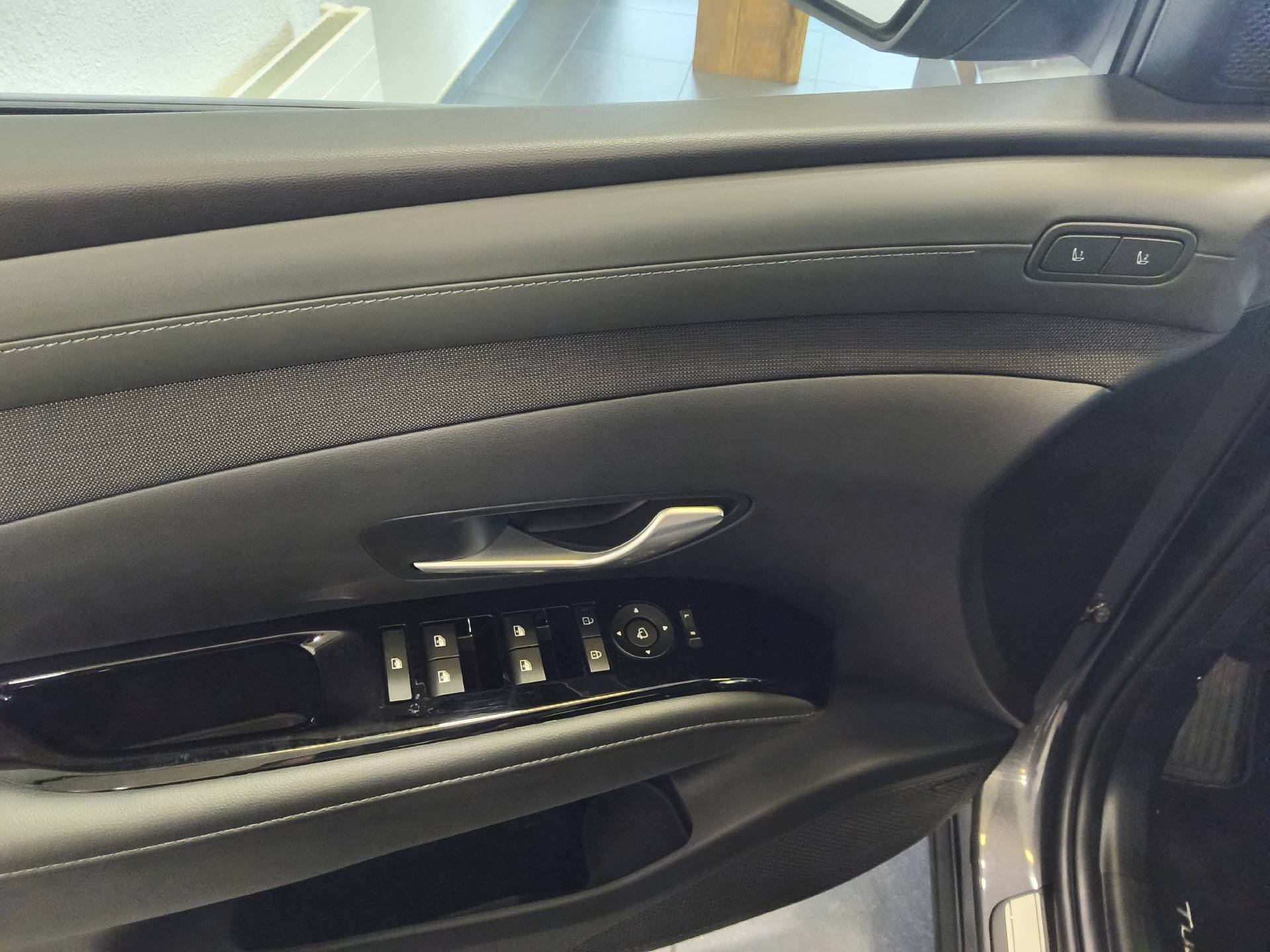 HYUNDAI Tucson 1.6 T-GDi PHEV 20th Anniversary 4WD-image-16