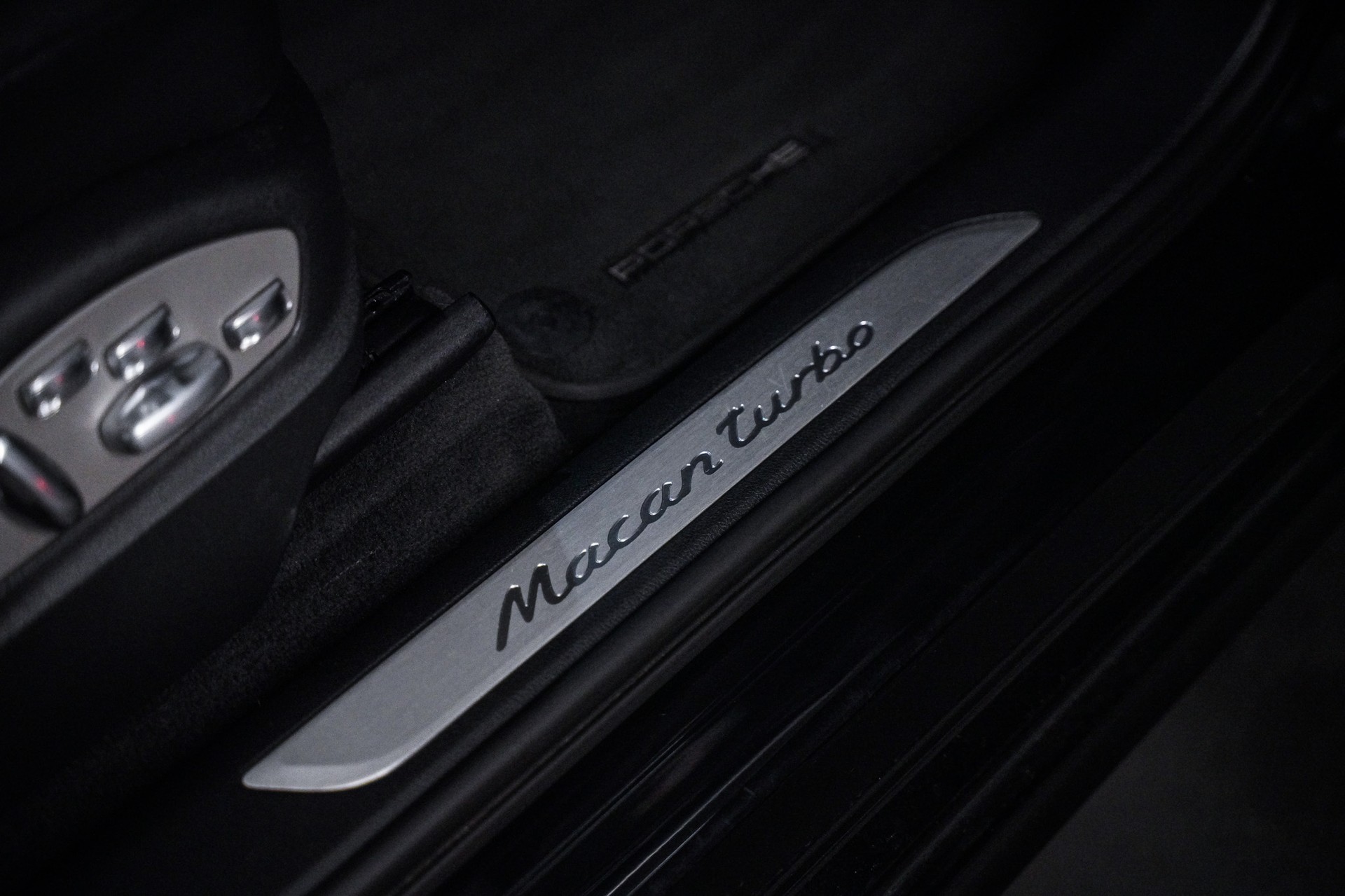 PORSCHE Macan Turbo PDK-image-9