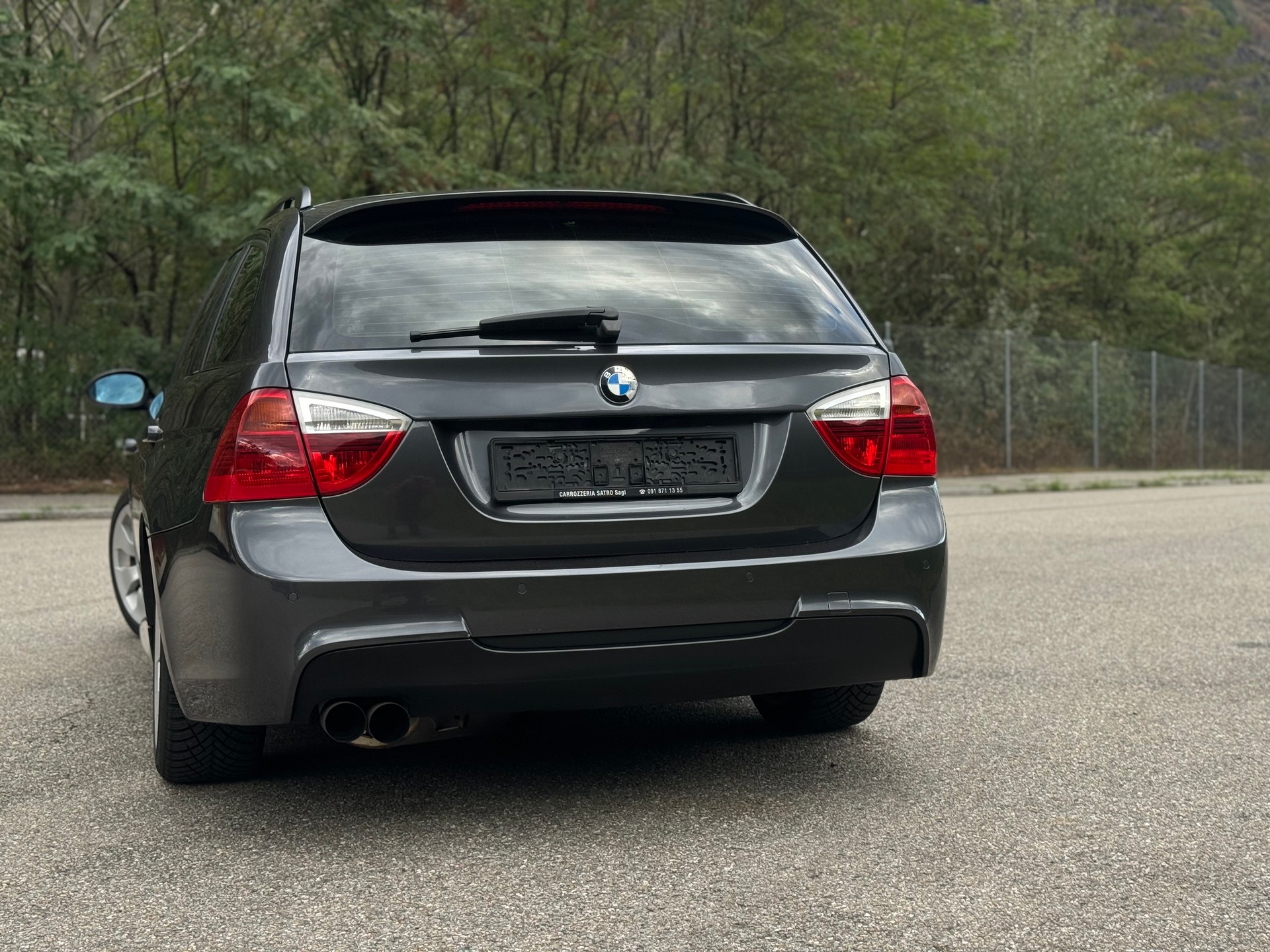BMW 330i-image-2