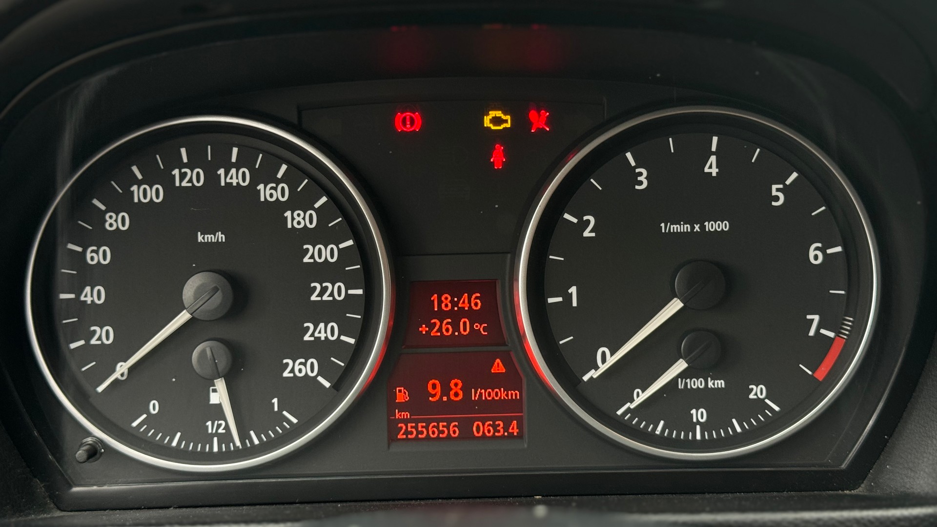BMW 330i-image-4
