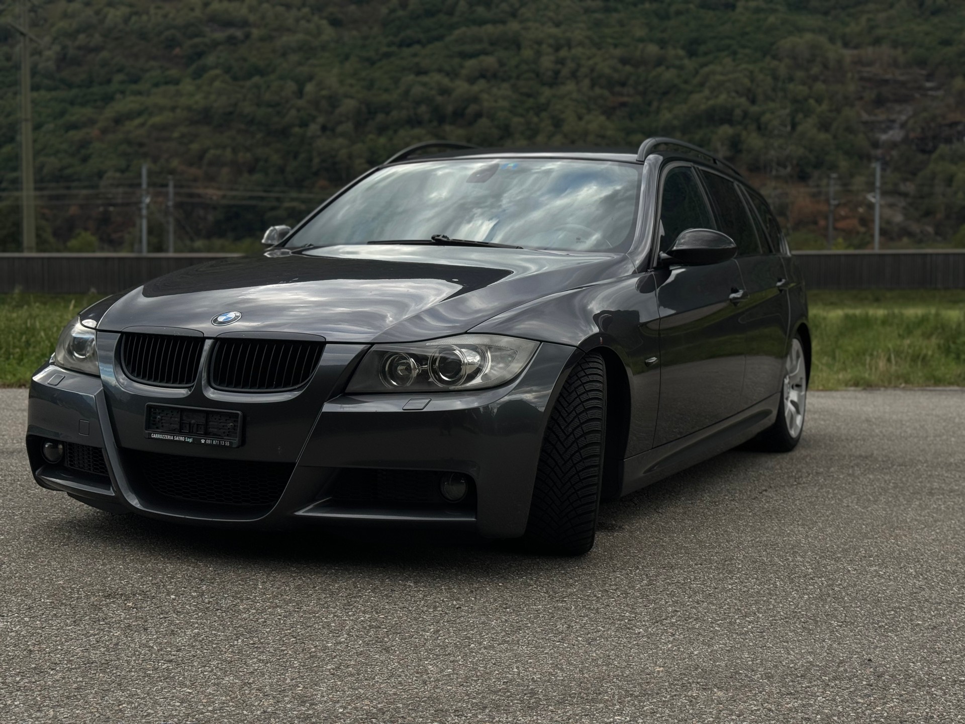 BMW 330i-image-0