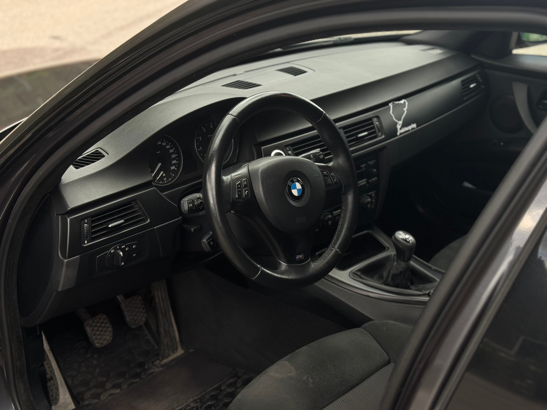 BMW 330i-image-3