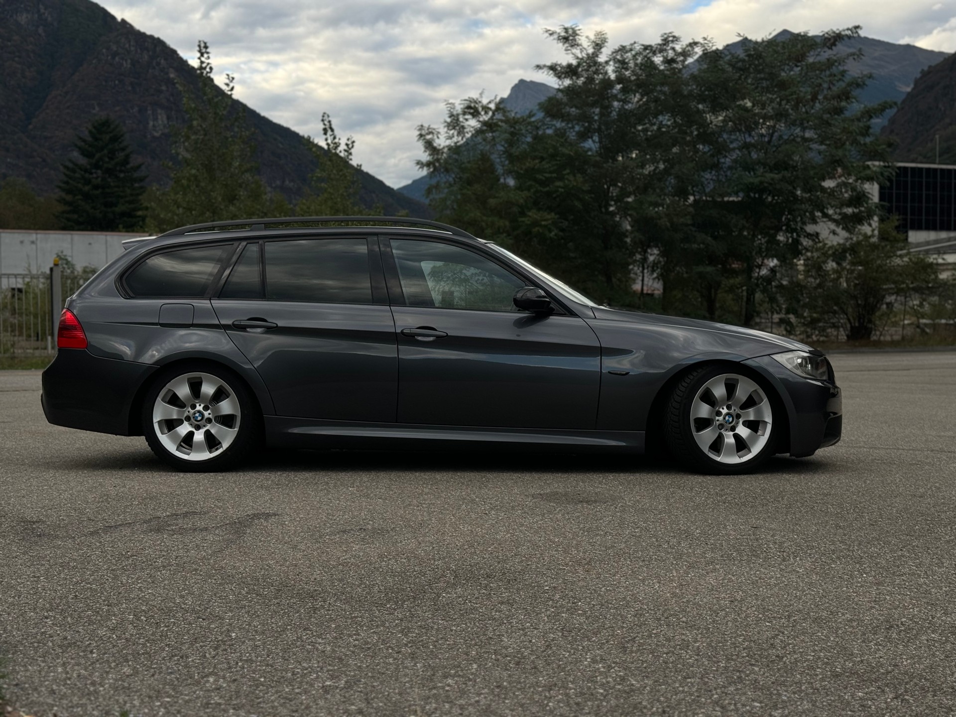 BMW 330i-image-1