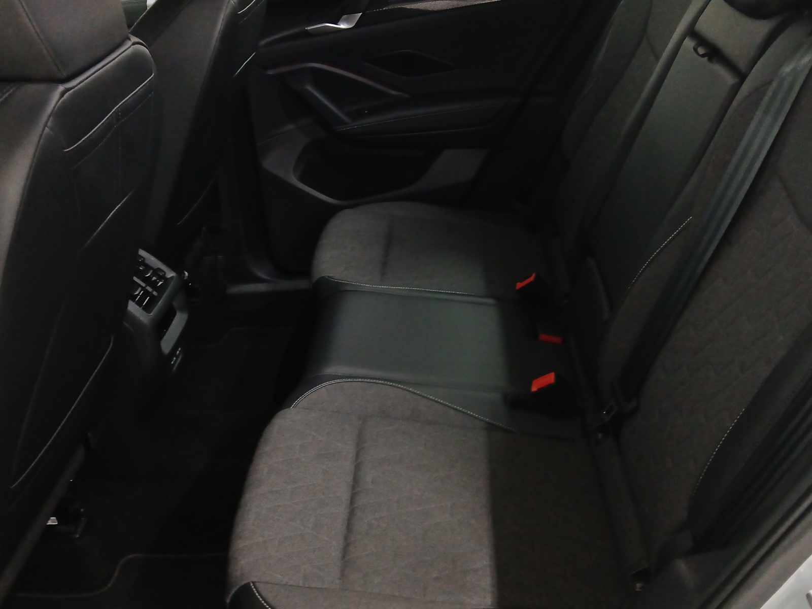 VW Tiguan 2.0 TSI DSG Life 4Motion-image-11