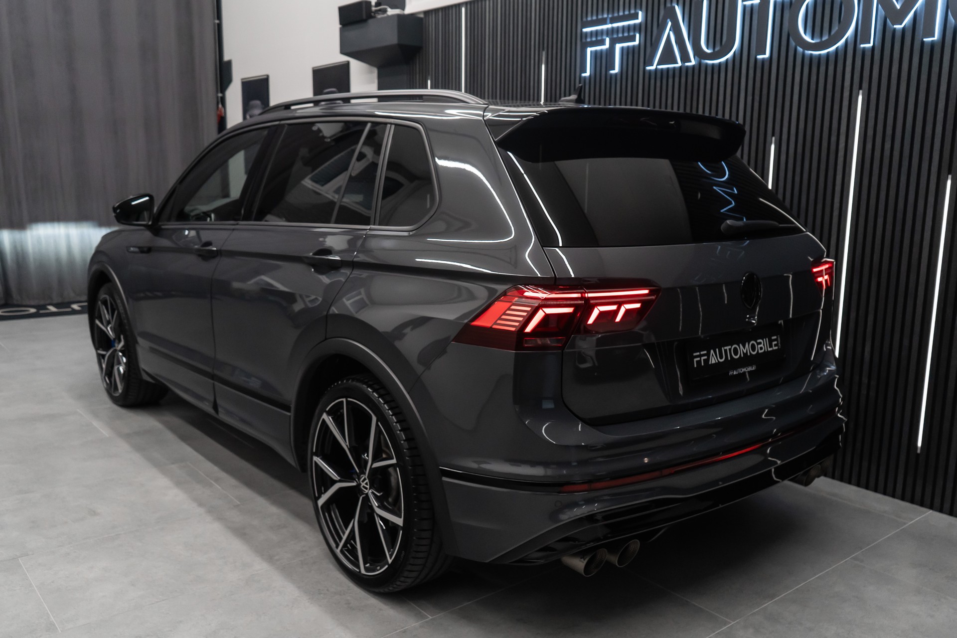 VW Tiguan 2.0TSI R 4Motion DSG-image-9