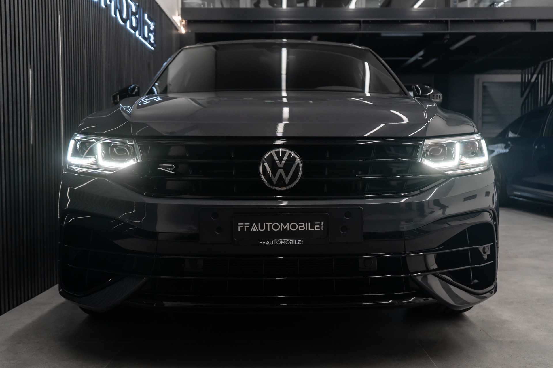 VW Tiguan 2.0TSI R 4Motion DSG-image-4