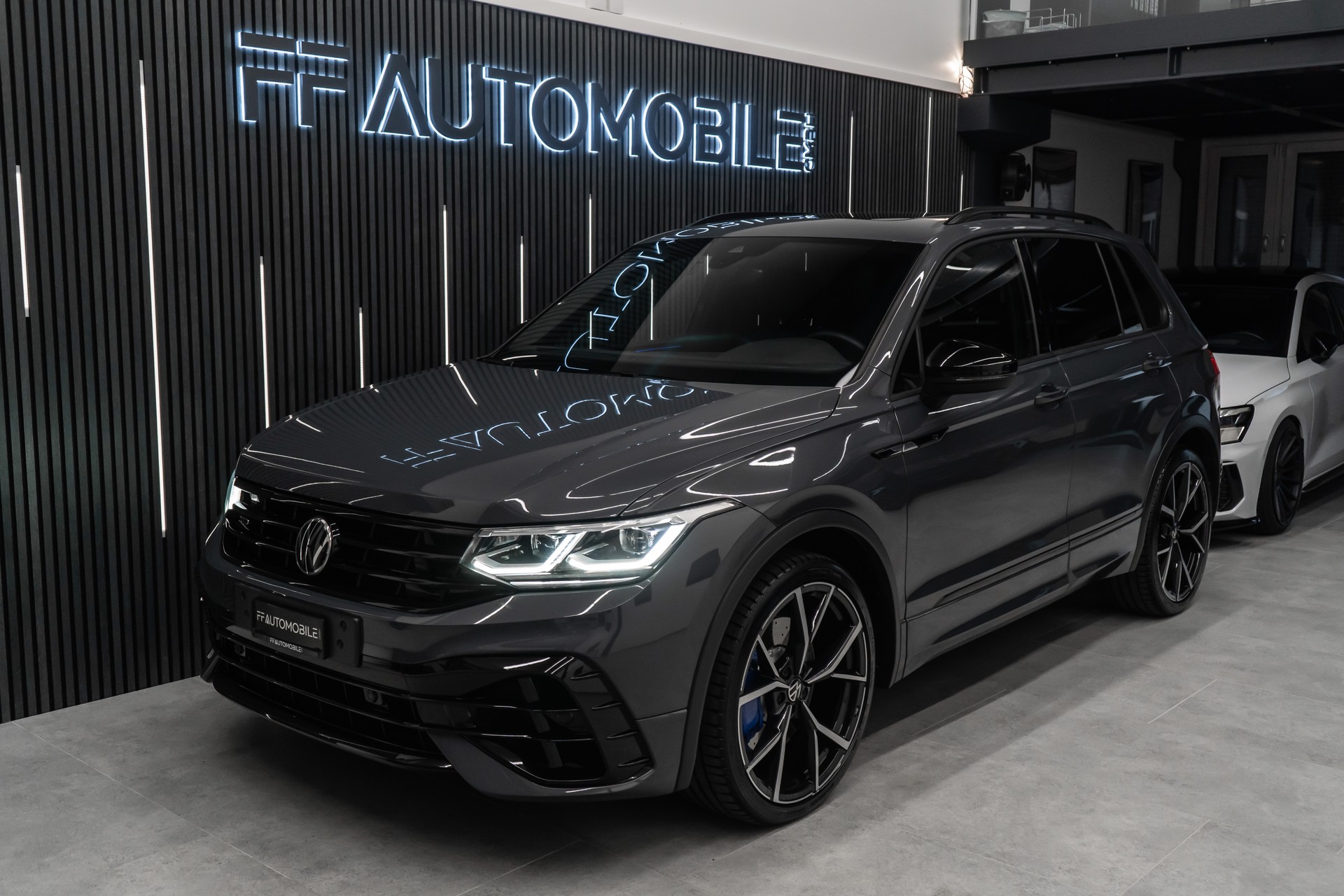 VW Tiguan 2.0TSI R 4Motion DSG-image-2