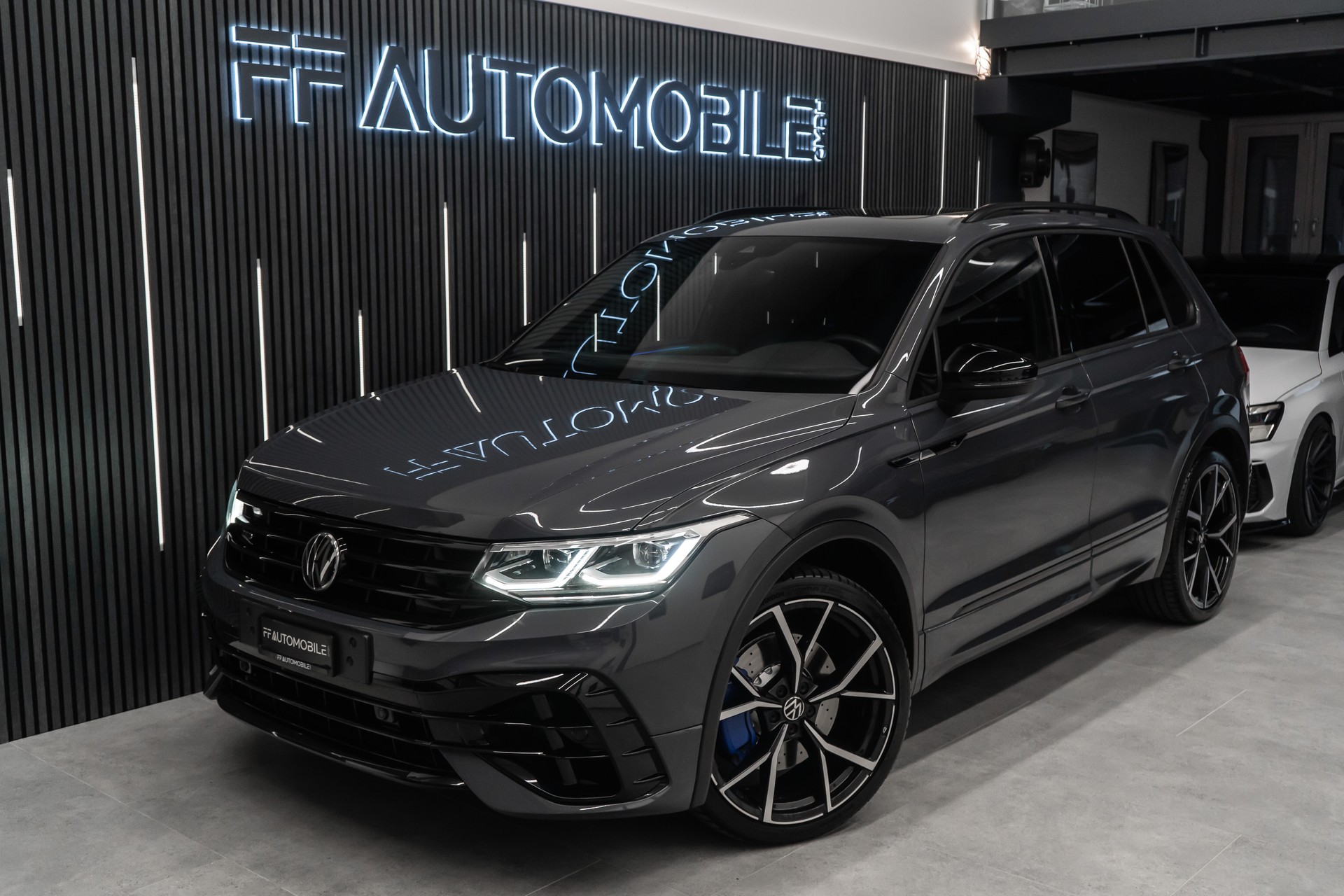 VW Tiguan 2.0TSI R 4Motion DSG-image-1