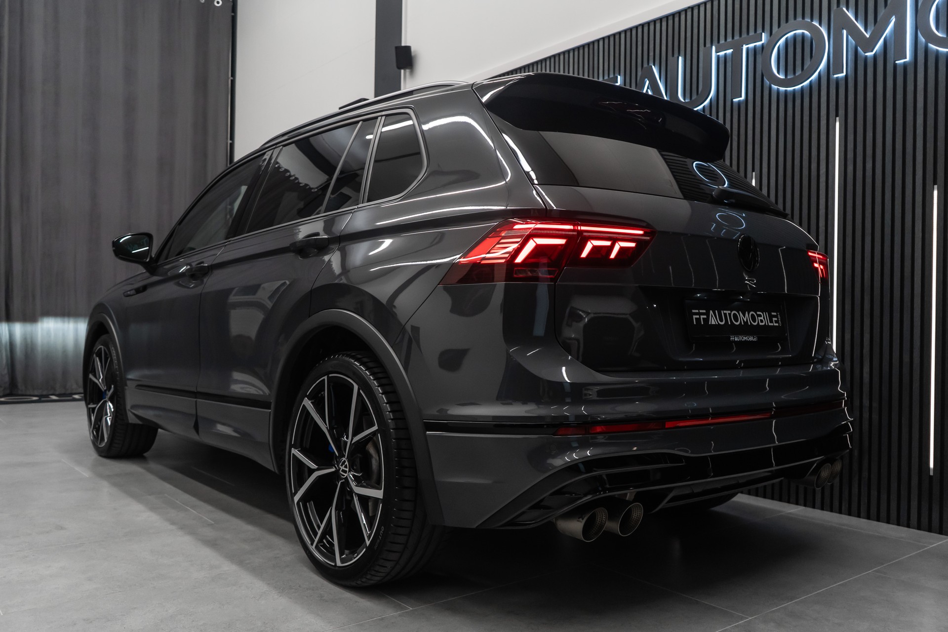 VW Tiguan 2.0TSI R 4Motion DSG-image-10