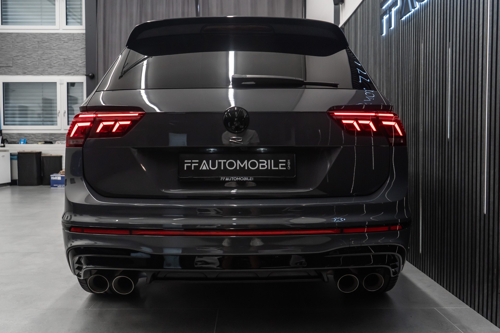 VW Tiguan 2.0TSI R 4Motion DSG-image-13