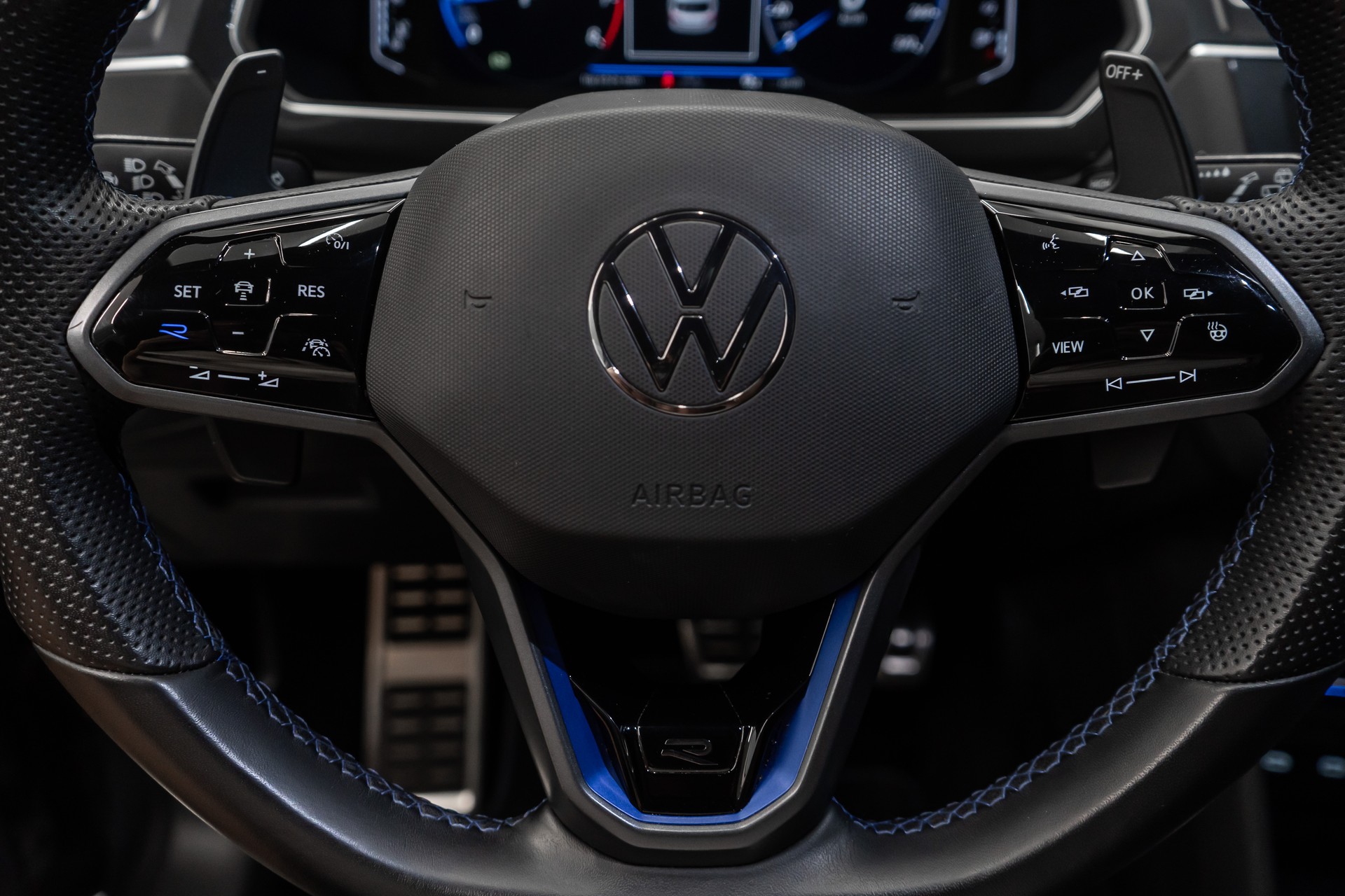 VW Tiguan 2.0TSI R 4Motion DSG-image-23