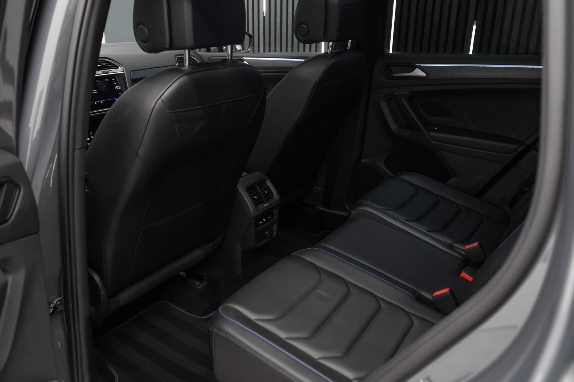 VW Tiguan 2.0TSI R 4Motion DSG-image-31
