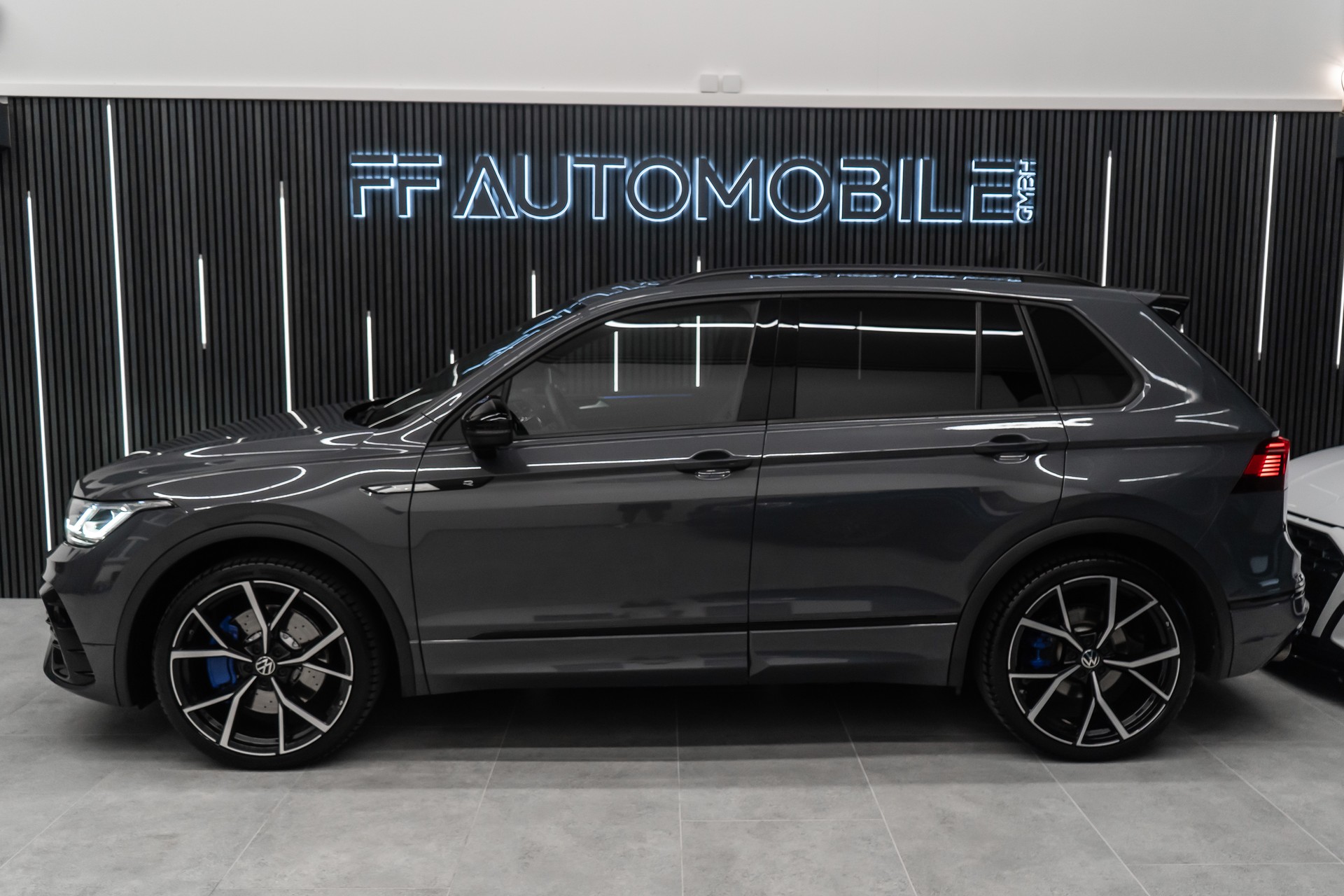 VW Tiguan 2.0TSI R 4Motion DSG-image-8
