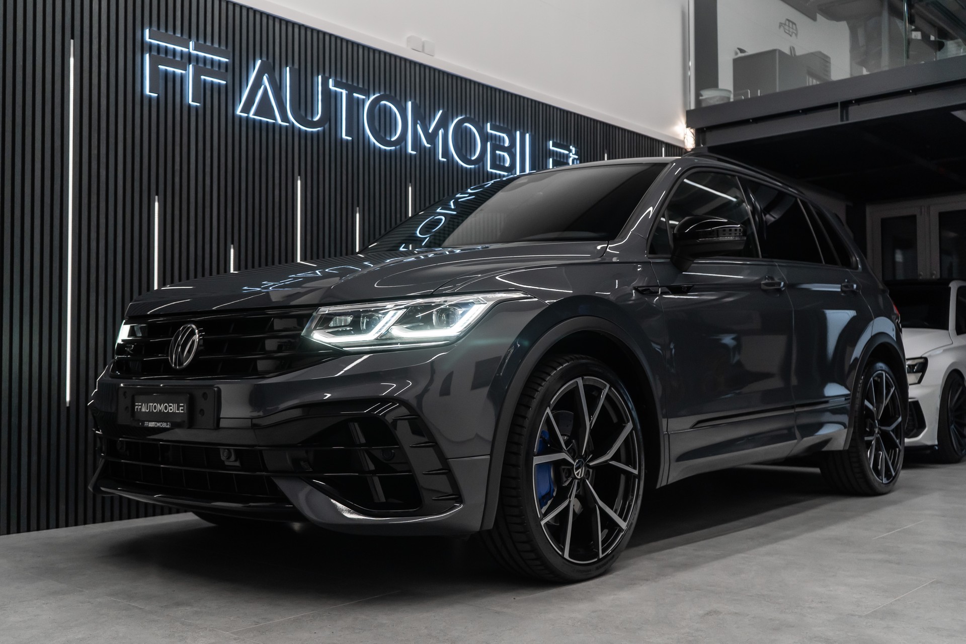 VW Tiguan 2.0TSI R 4Motion DSG-image-3