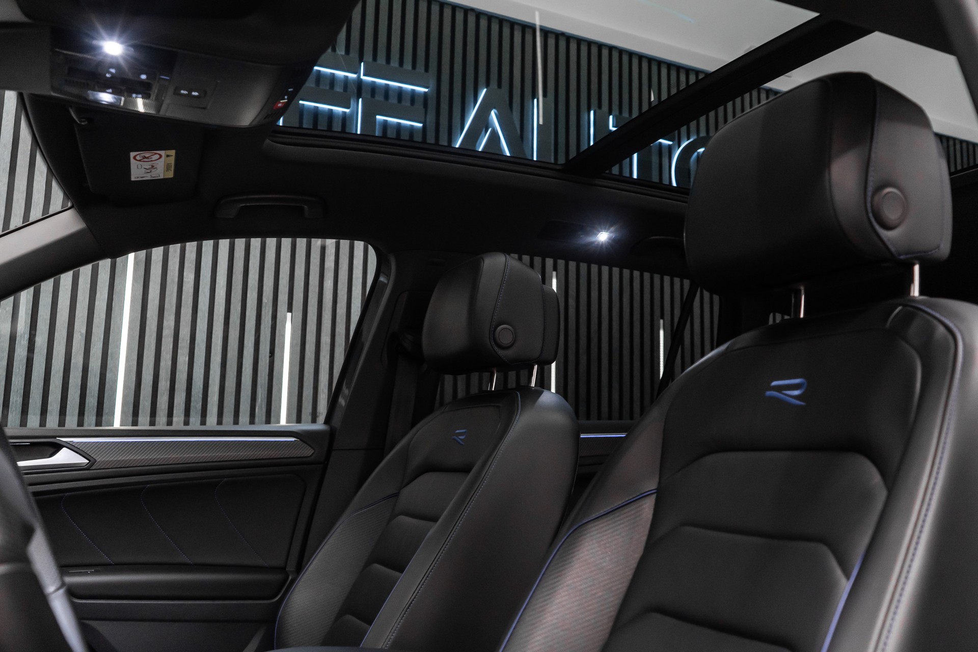 VW Tiguan 2.0TSI R 4Motion DSG-image-18