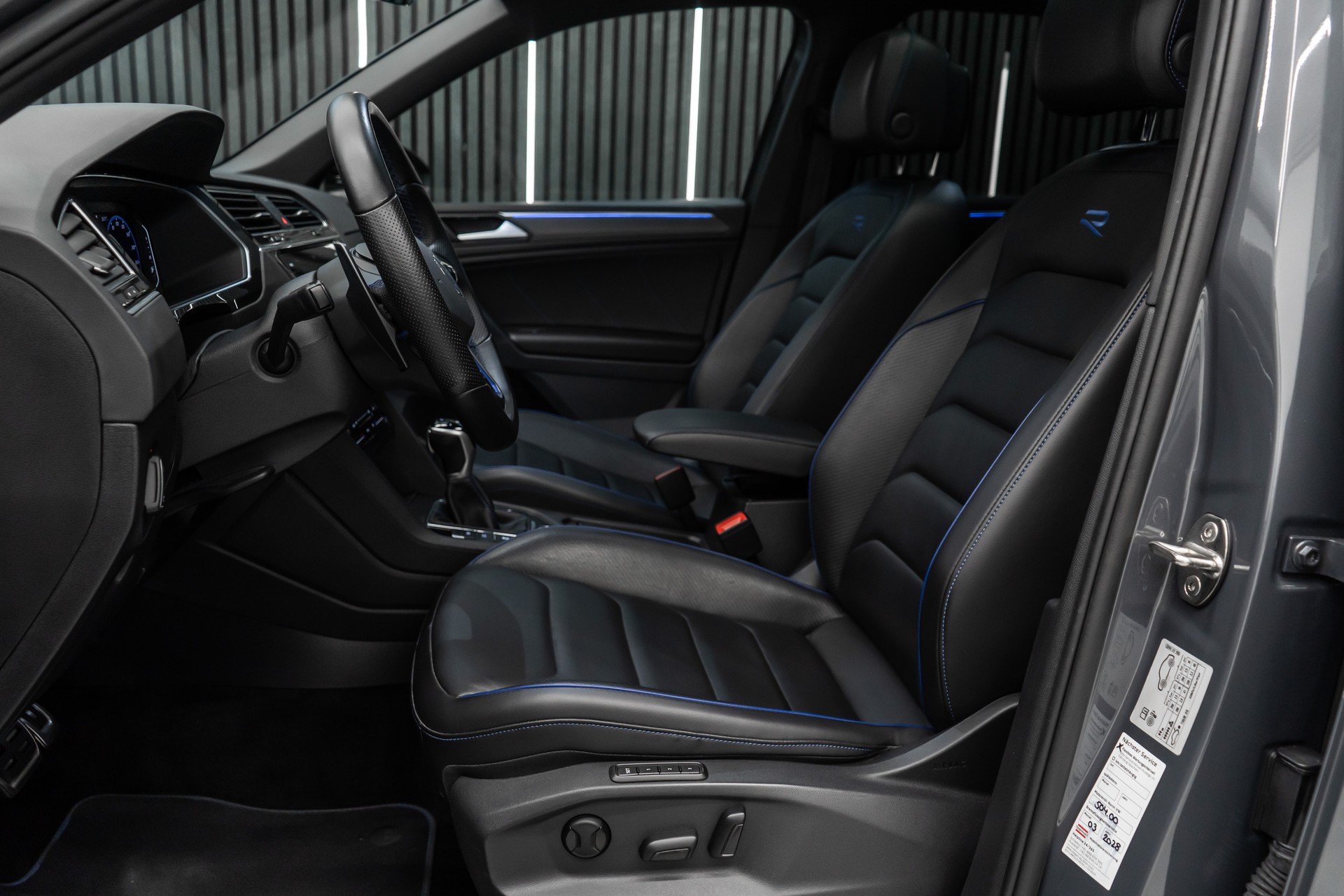 VW Tiguan 2.0TSI R 4Motion DSG-image-16
