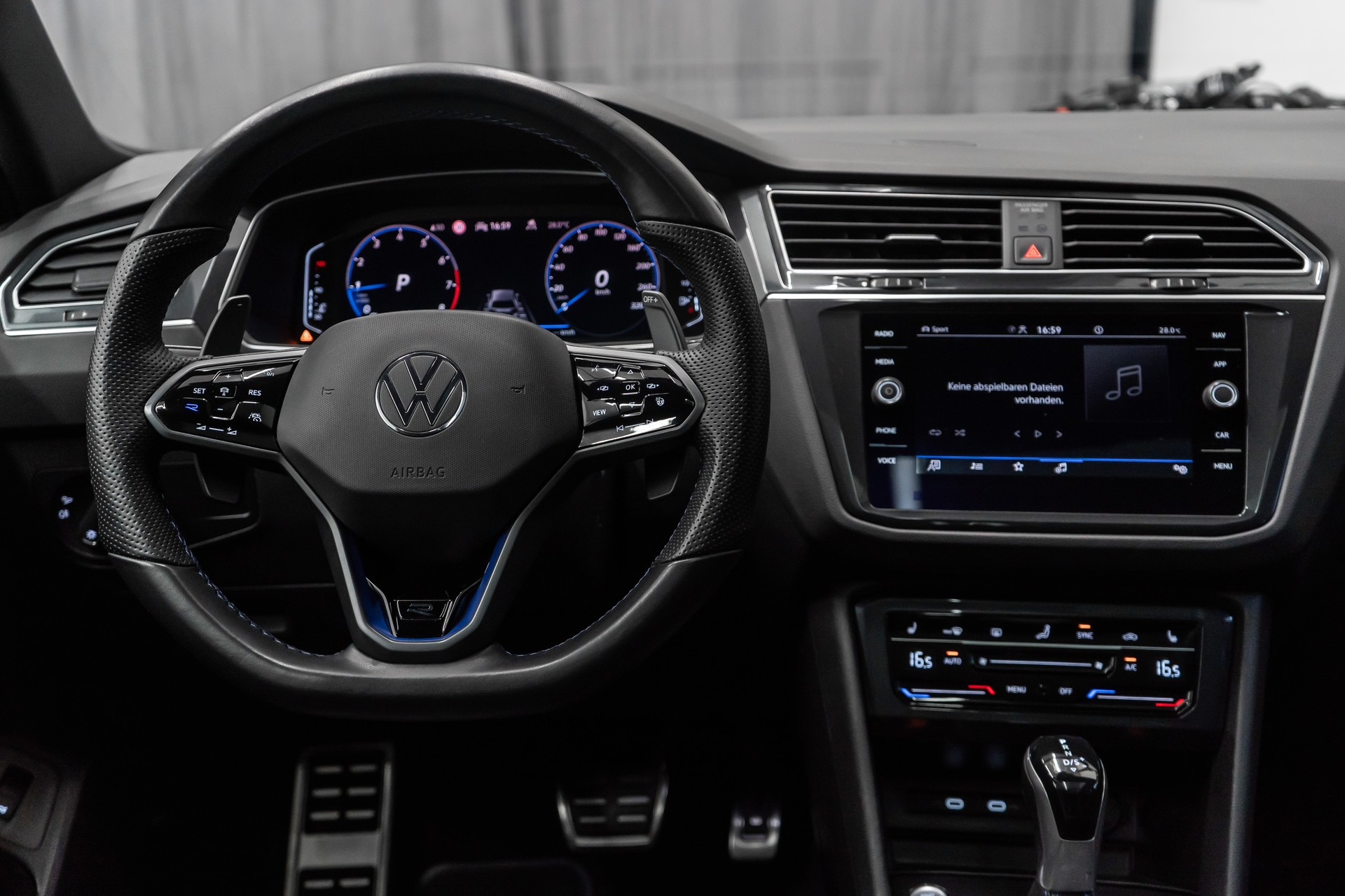 VW Tiguan 2.0TSI R 4Motion DSG-image-21
