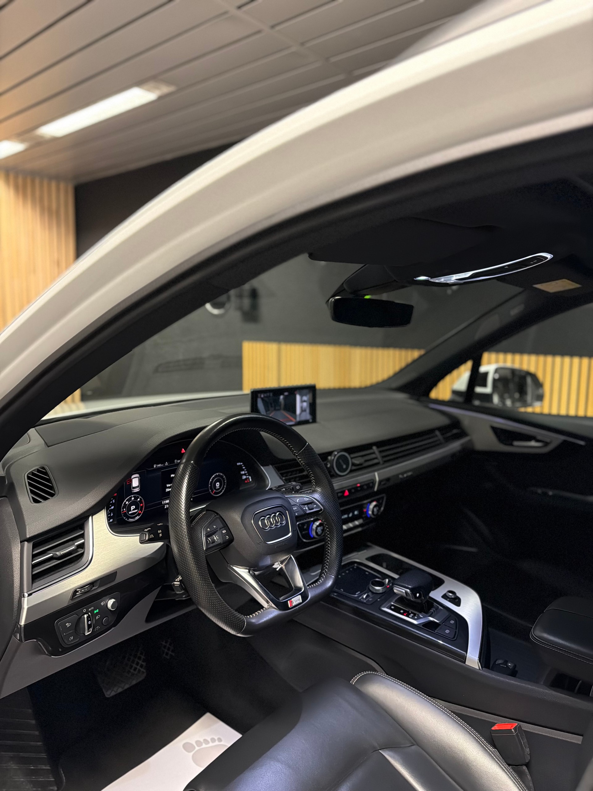 AUDI Q7 3.0 TDI quattro tiptronic S-Line! 1. Hand!-image-9