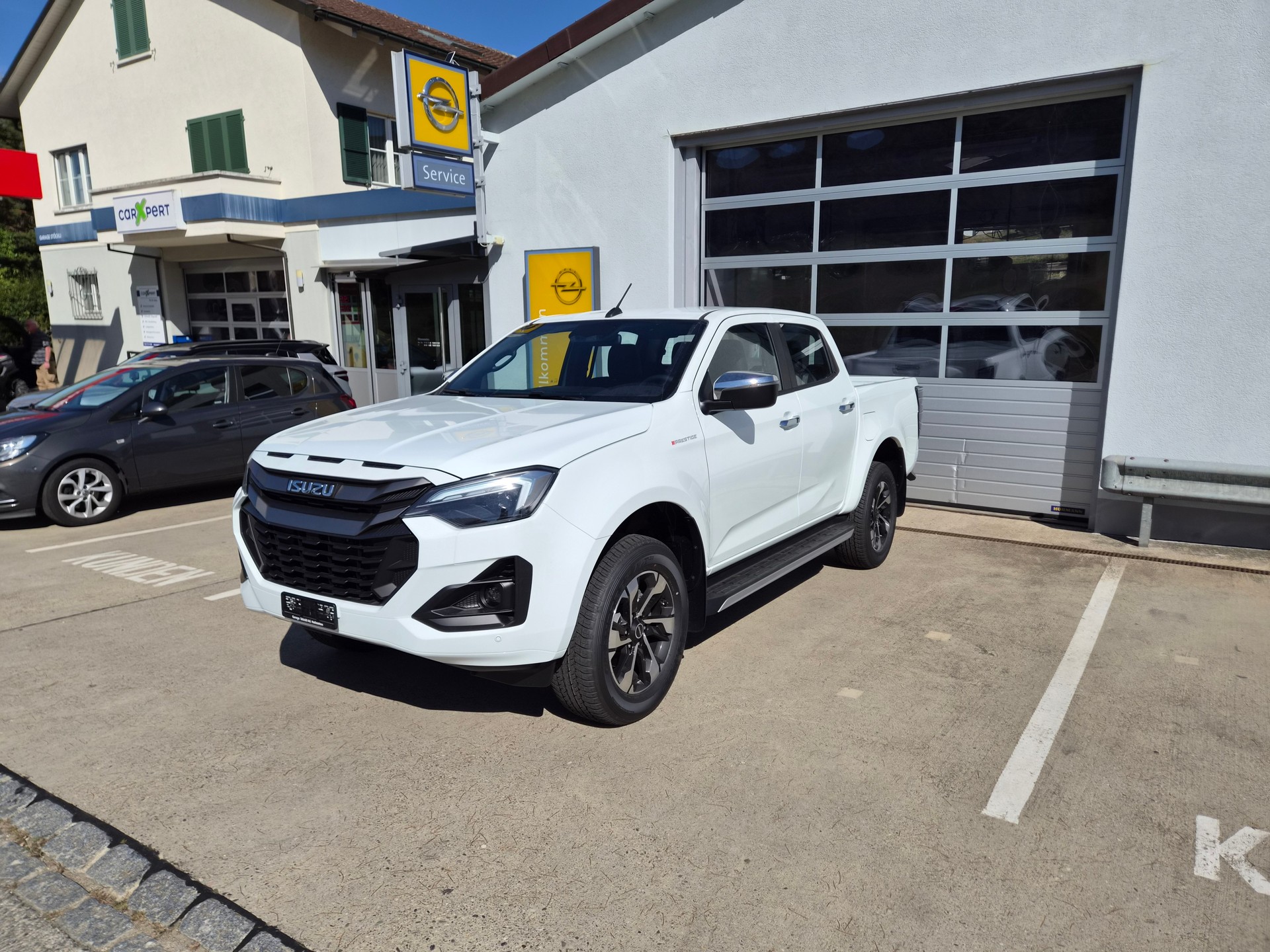 ISUZU 2.2Di AT Crew Prestige-image-0