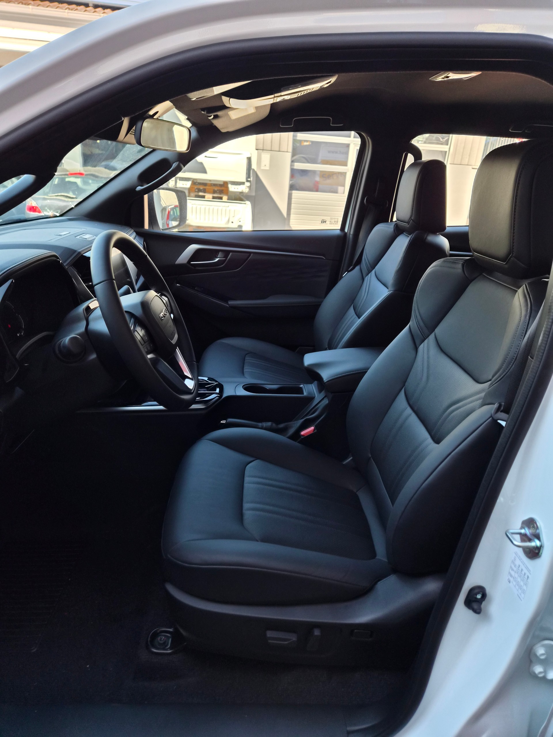 ISUZU 2.2Di AT Crew Prestige-image-12
