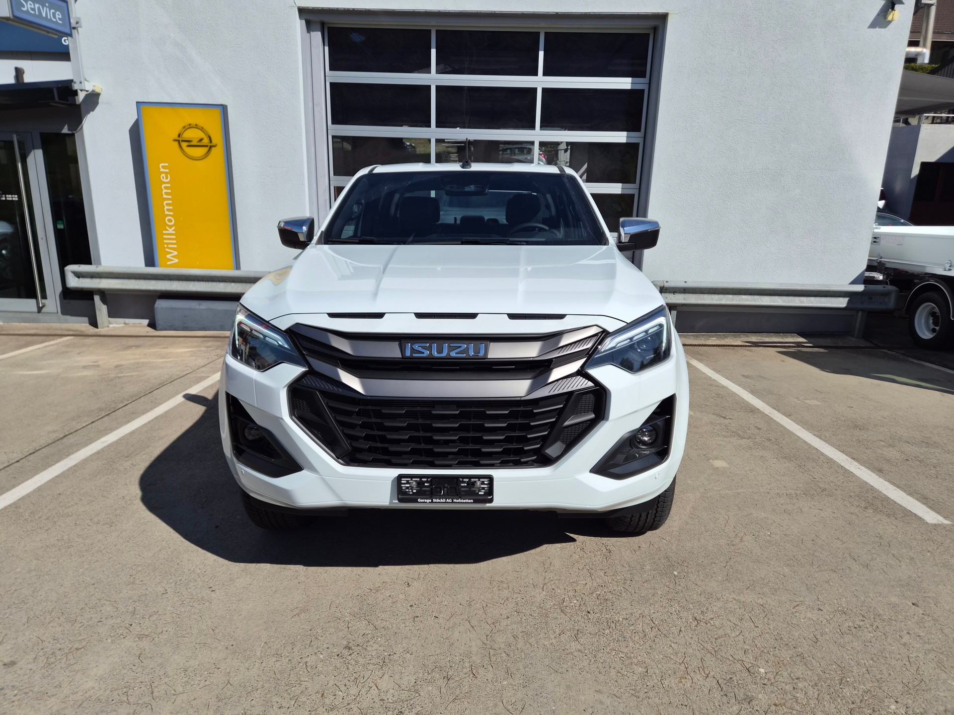 ISUZU 2.2Di AT Crew Prestige-image-1