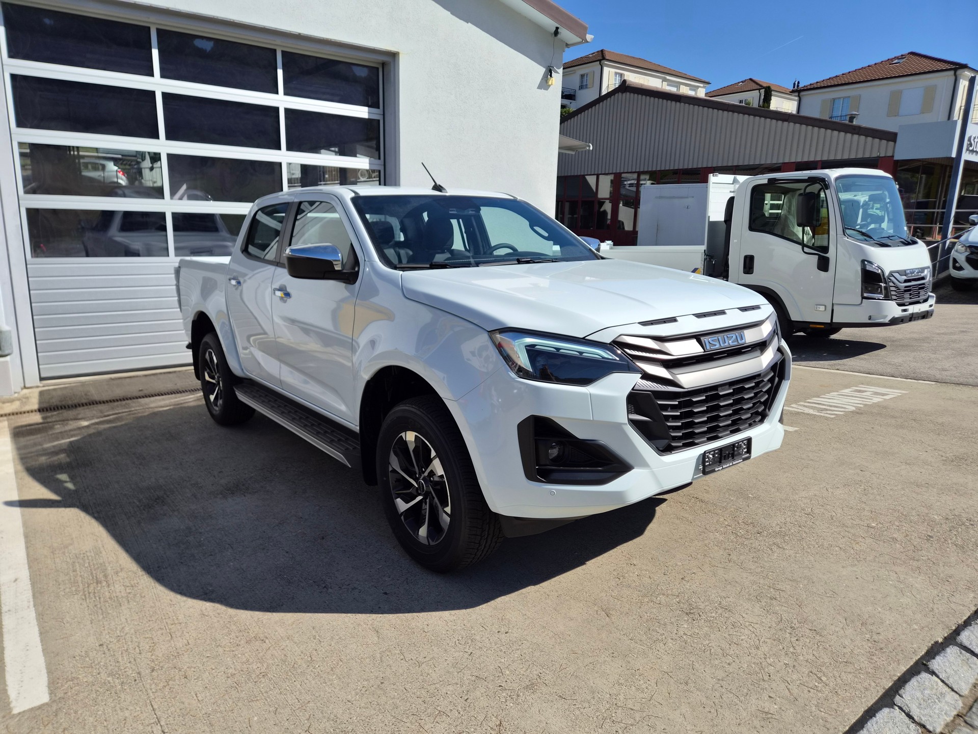 ISUZU 2.2Di AT Crew Prestige-image-2
