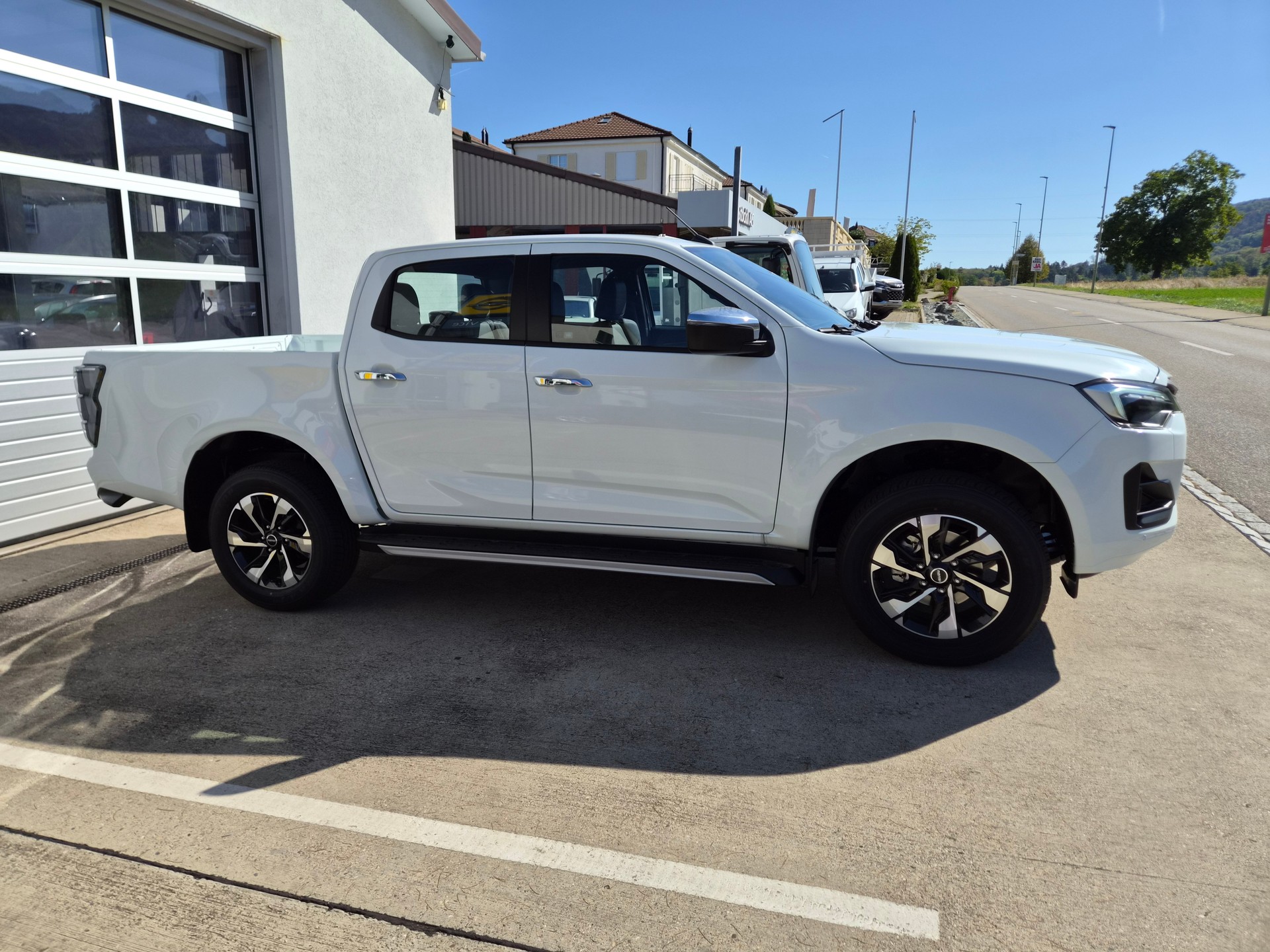 ISUZU 2.2Di AT Crew Prestige-image-3