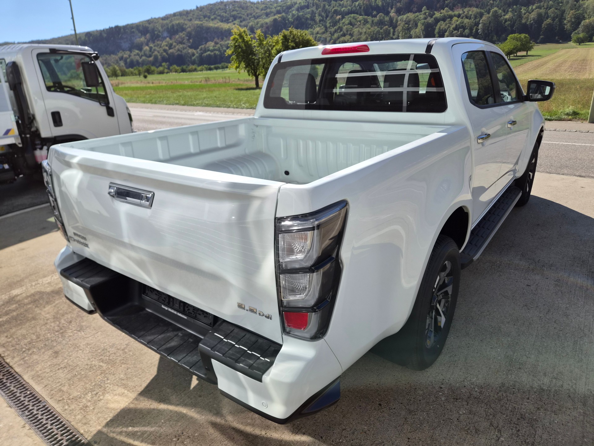 ISUZU 2.2Di AT Crew Prestige-image-4