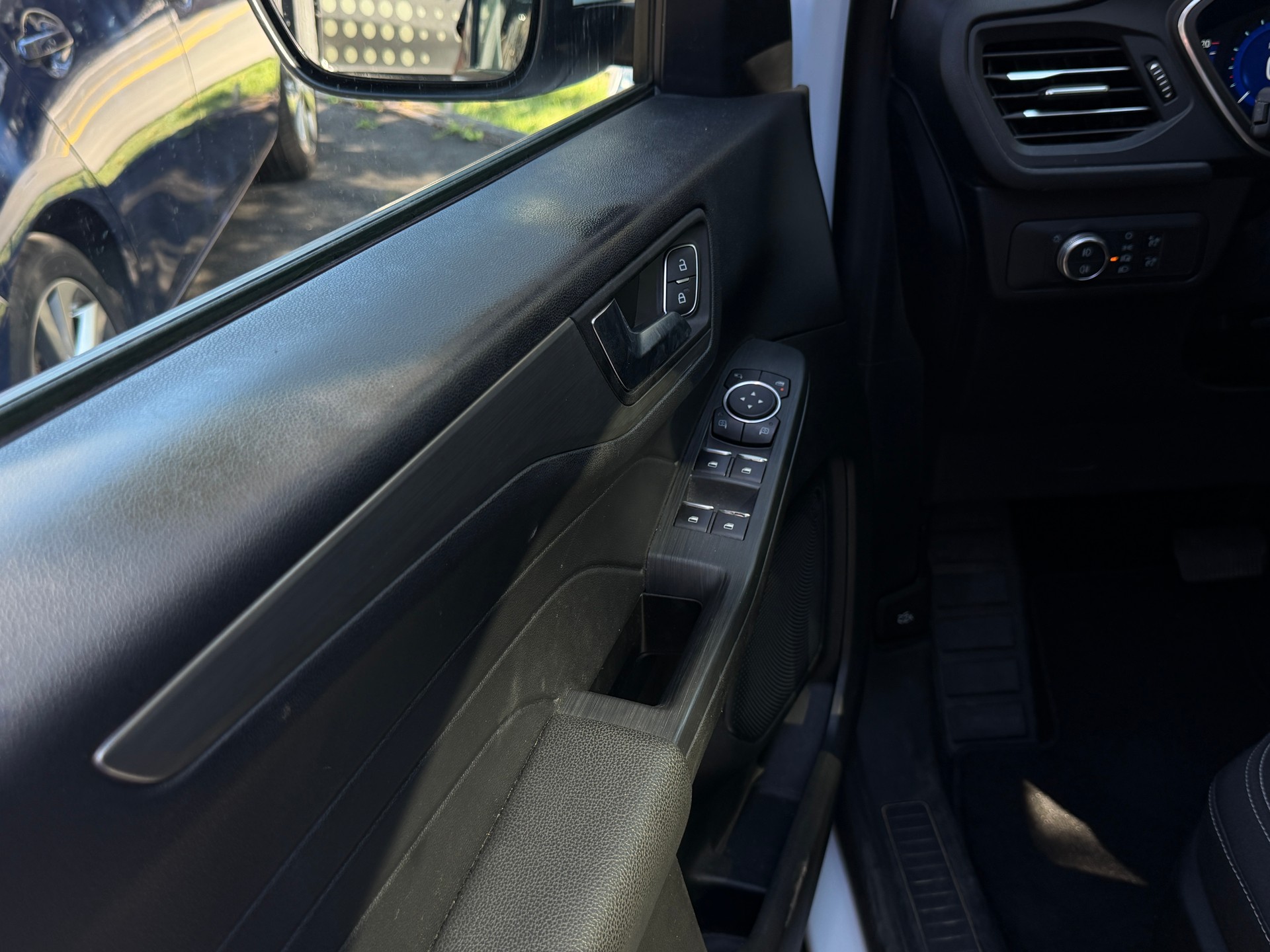 FORD Kuga 2.5 FHEV Titanium X 4WD-image-9