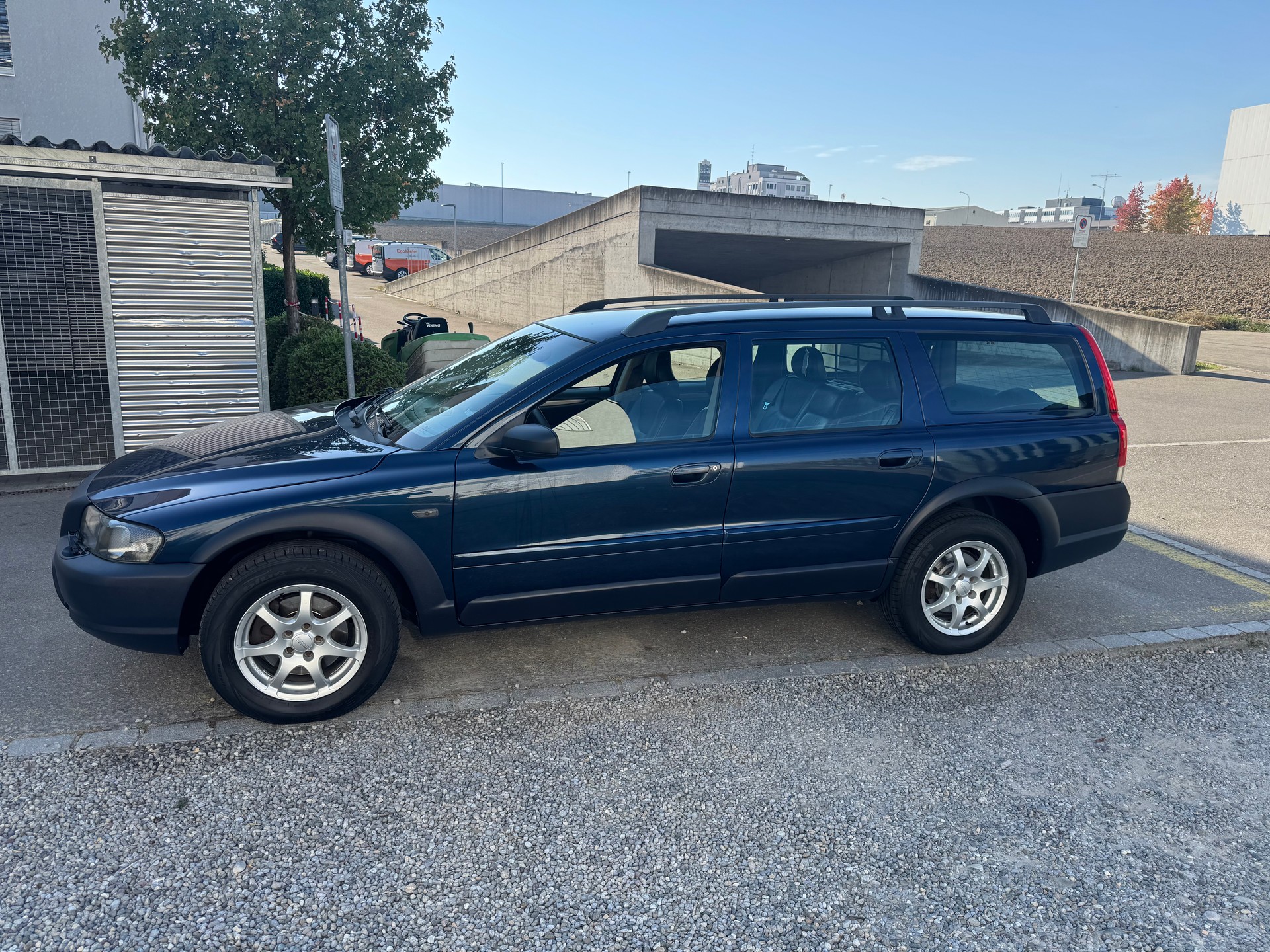 VOLVO XC70 2.5T AWD-image-6