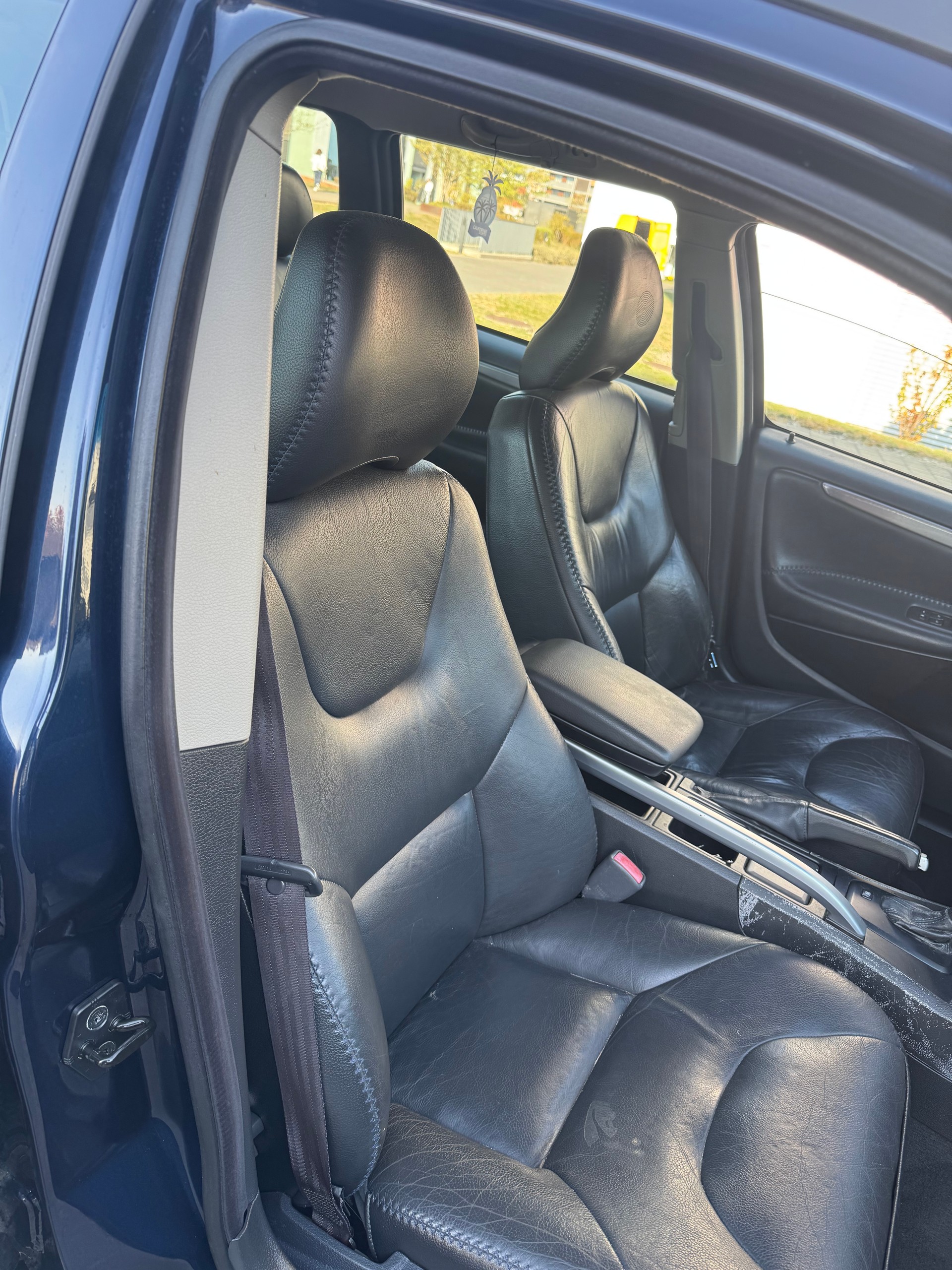 VOLVO XC70 2.5T AWD-image-12
