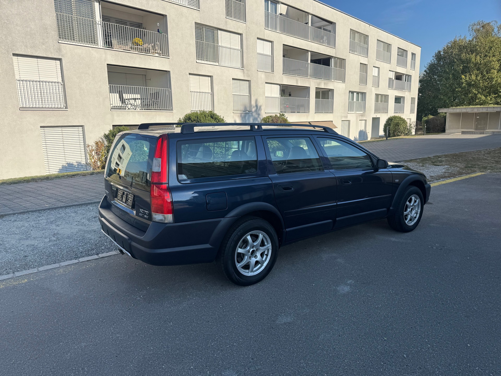 VOLVO XC70 2.5T AWD-image-5