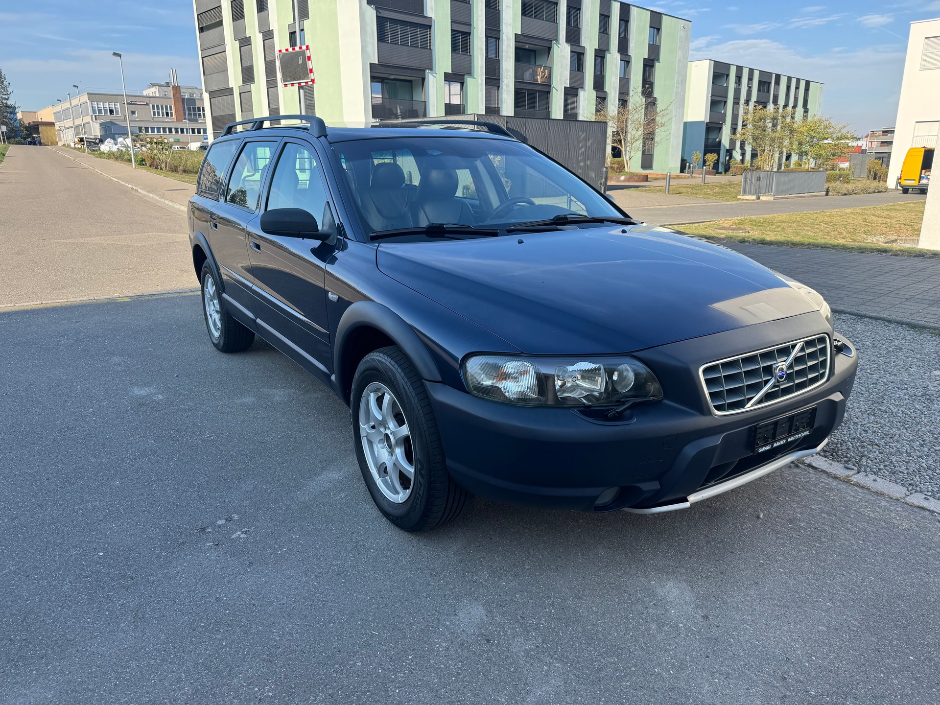 VOLVO XC70 2.5T AWD-image-2