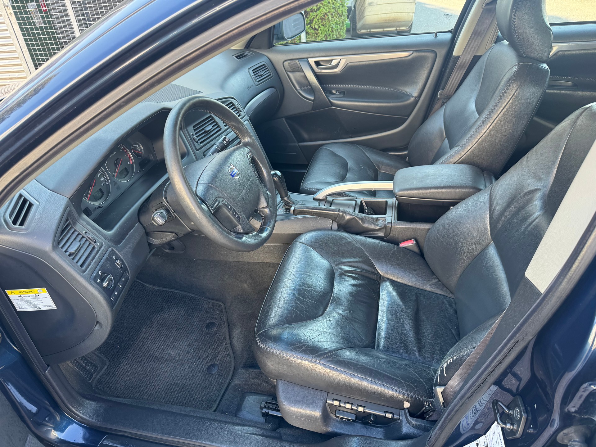 VOLVO XC70 2.5T AWD-image-8