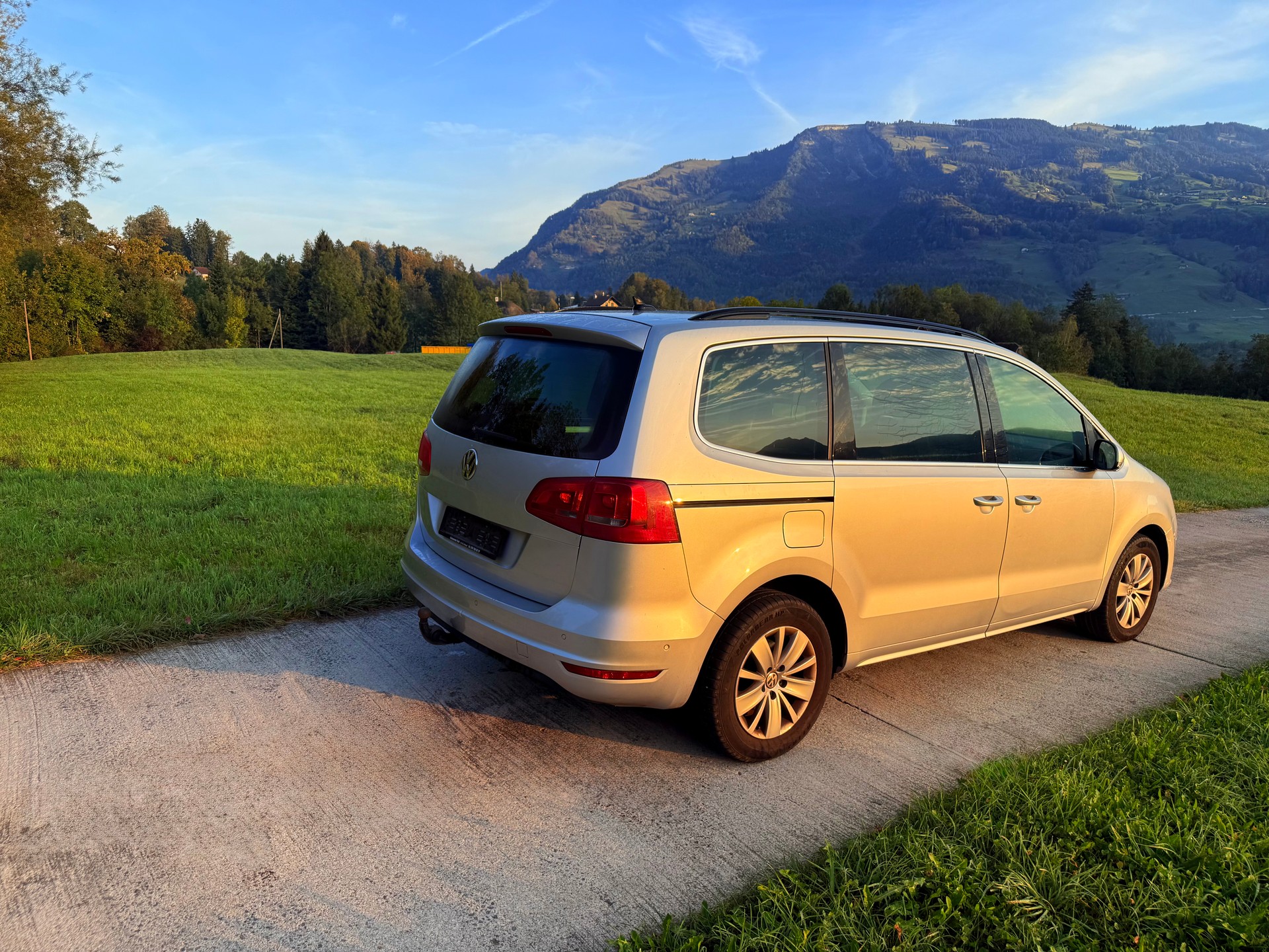 VW Sharan 2.0 TDI BMT 65th Edition DSG-image-2