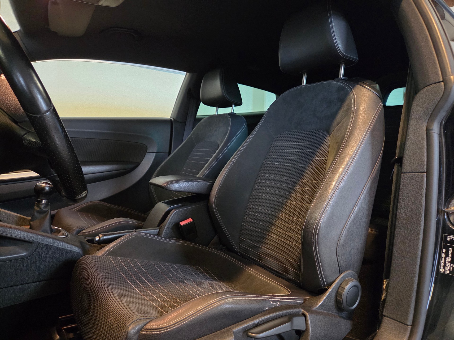 VW Scirocco 2.0 TSI All Black *Stock Valais*-image-7