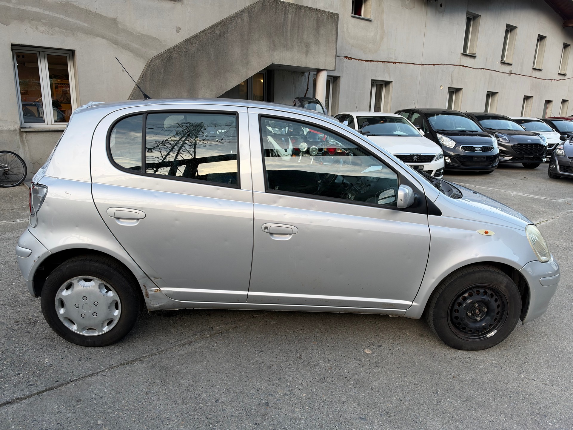 TOYOTA Yaris 1.3 Linea Sol-image-3