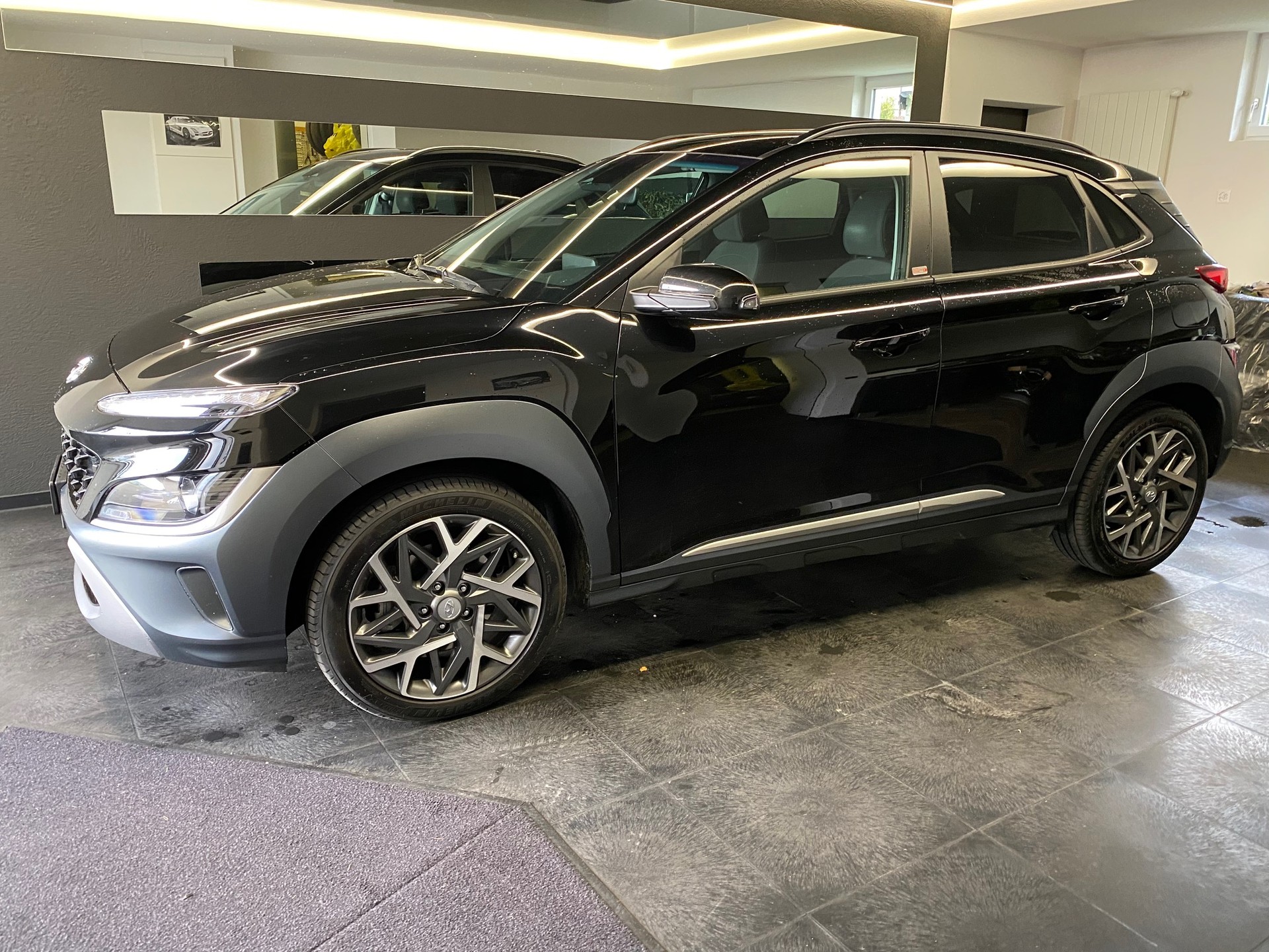 HYUNDAI Kona 1.6 GDi HEV Amplia DCT Gepflegtes CH-Fahrzeug mit Winterräder, Hyundai Garantie bis 12.01.2028-image-0