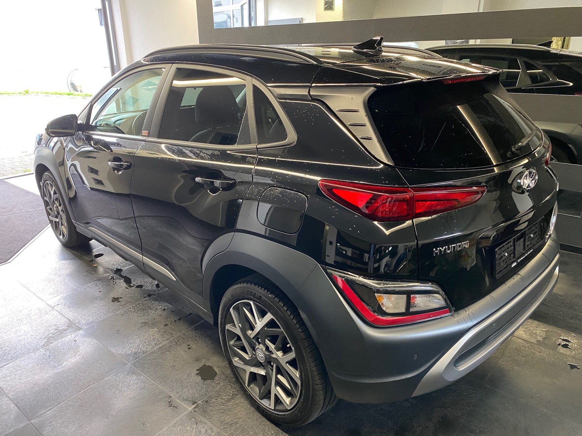 HYUNDAI Kona 1.6 GDi HEV Amplia DCT Gepflegtes CH-Fahrzeug mit Winterräder, Hyundai Garantie bis 12.01.2028-image-2