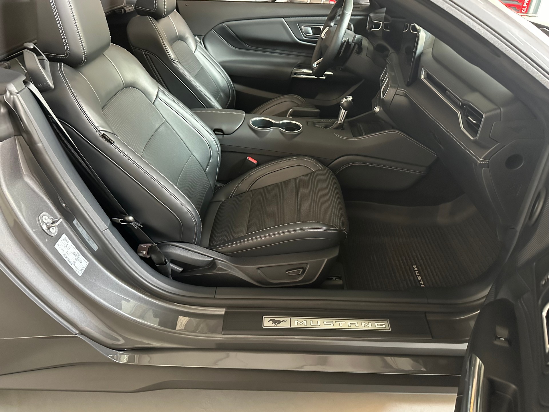 FORD Mustang Convertible 5.0 V8 GT Automat-image-4