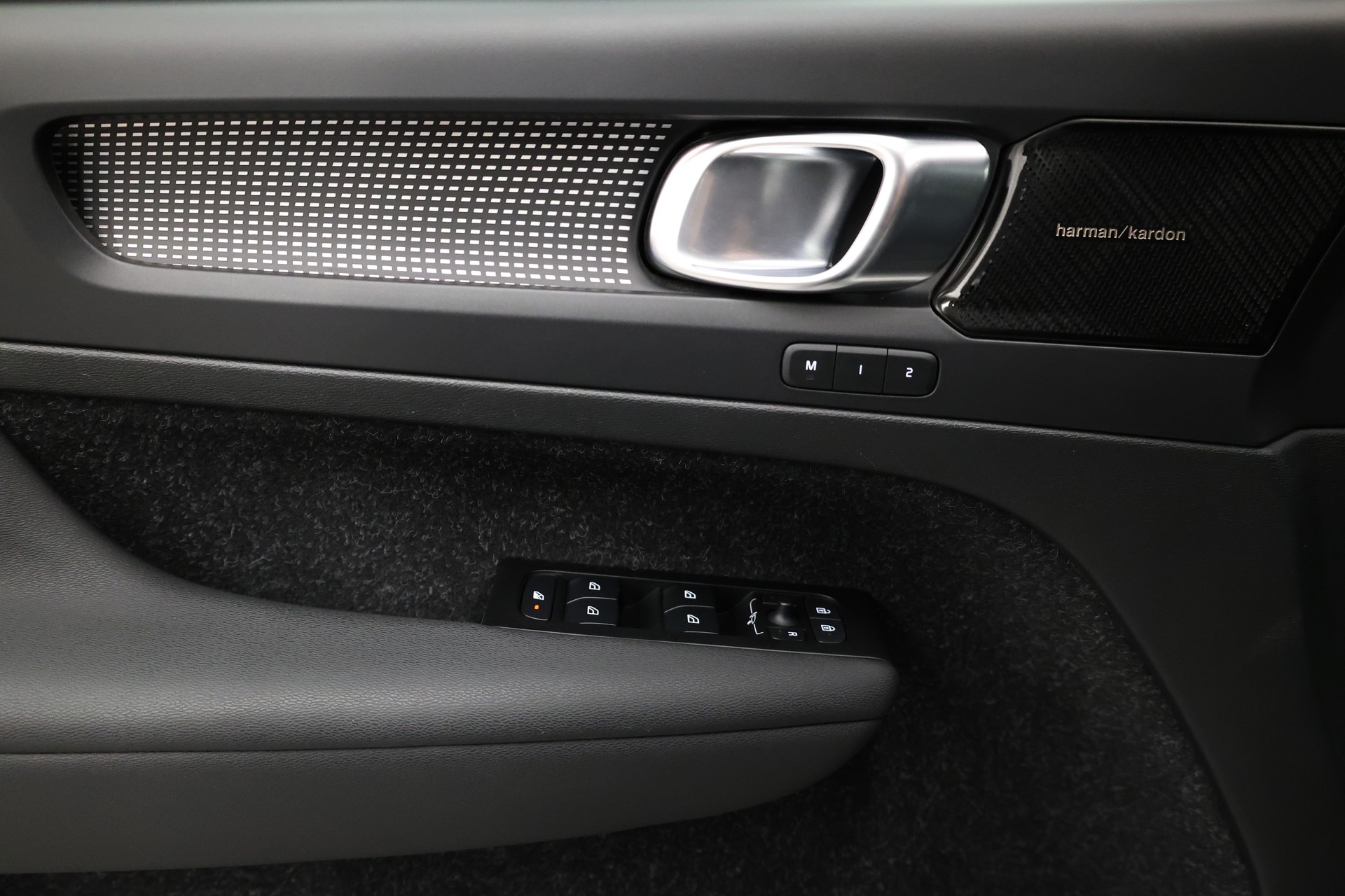 VOLVO XC40 2.0 B4 MH R-Design AWD-image-25