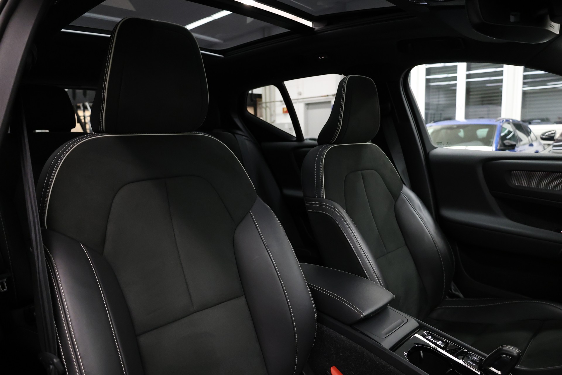 VOLVO XC40 2.0 B4 MH R-Design AWD-image-19