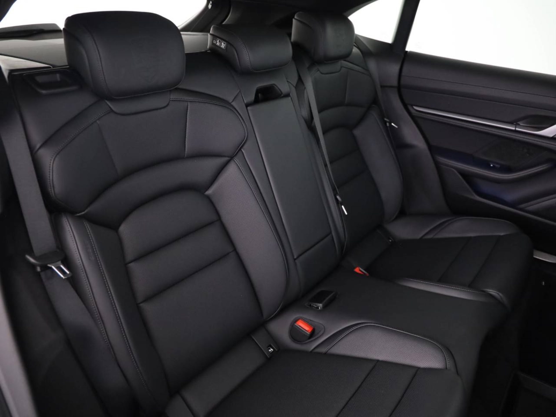 PORSCHE Taycan 4 Cross Turismo-image-18