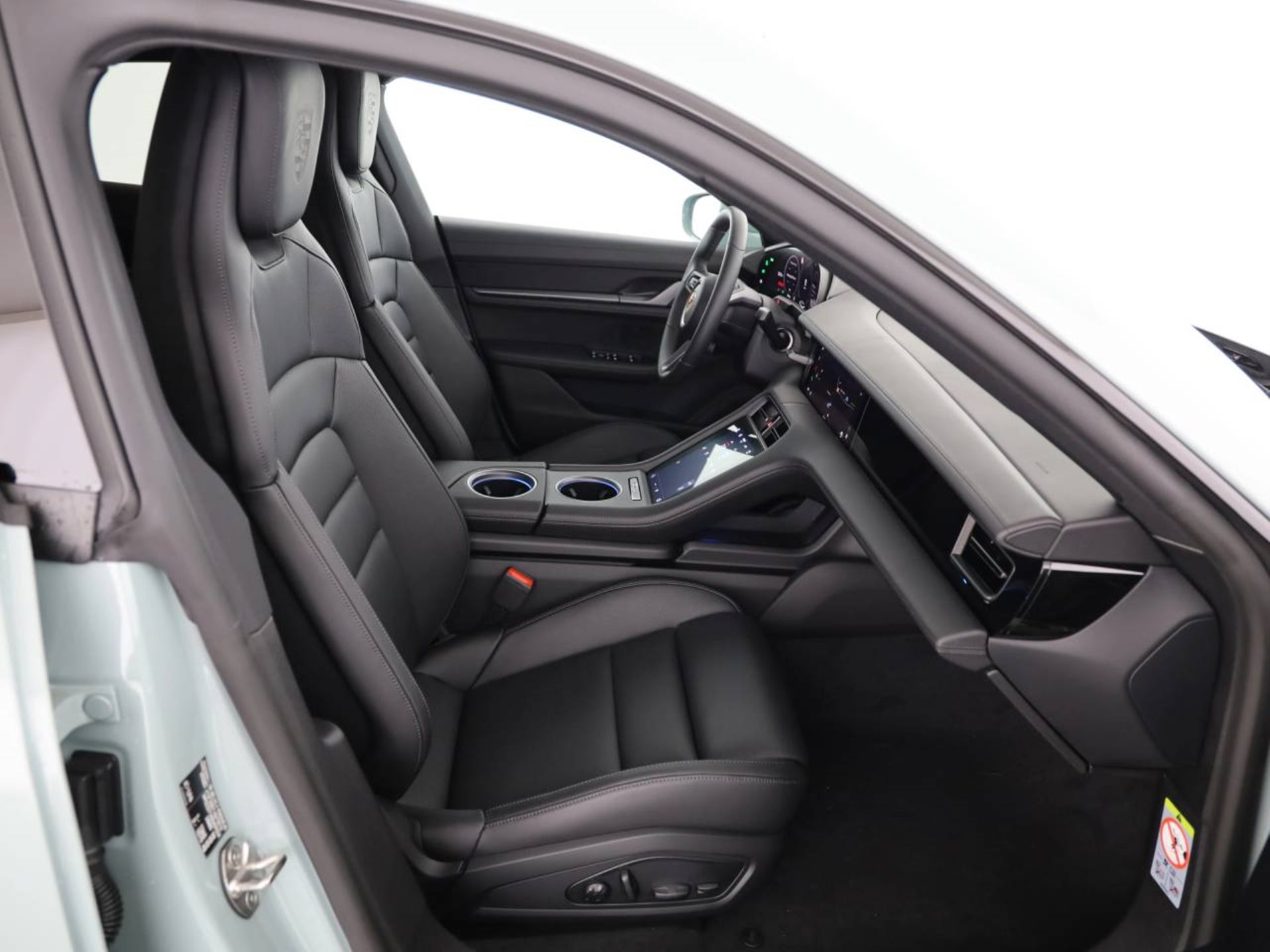 PORSCHE Taycan 4 Cross Turismo-image-15
